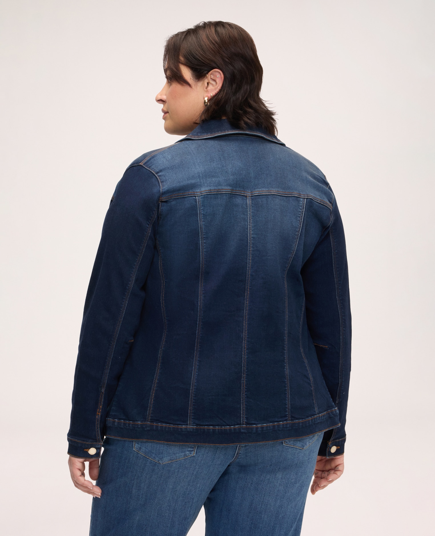 Chaqueta de mujer de denim con broche floral dos bolsillos de parche con solapa en el pecho costuras contrastantes a la vista y aplicación floral decorativa - Fiorella Rubino - Azul Azul-2