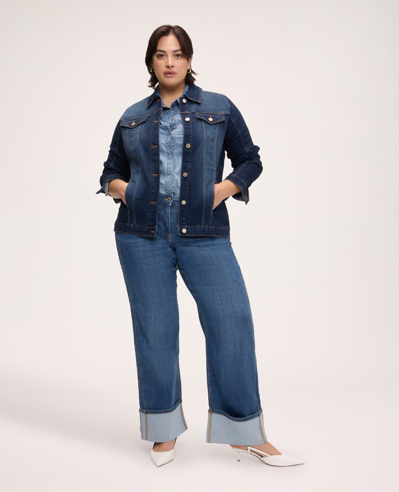 Chaqueta de mujer de denim con broche floral dos bolsillos de parche con solapa en el pecho costuras contrastantes a la vista y aplicación floral decorativa - Fiorella Rubino - Azul Azul-3