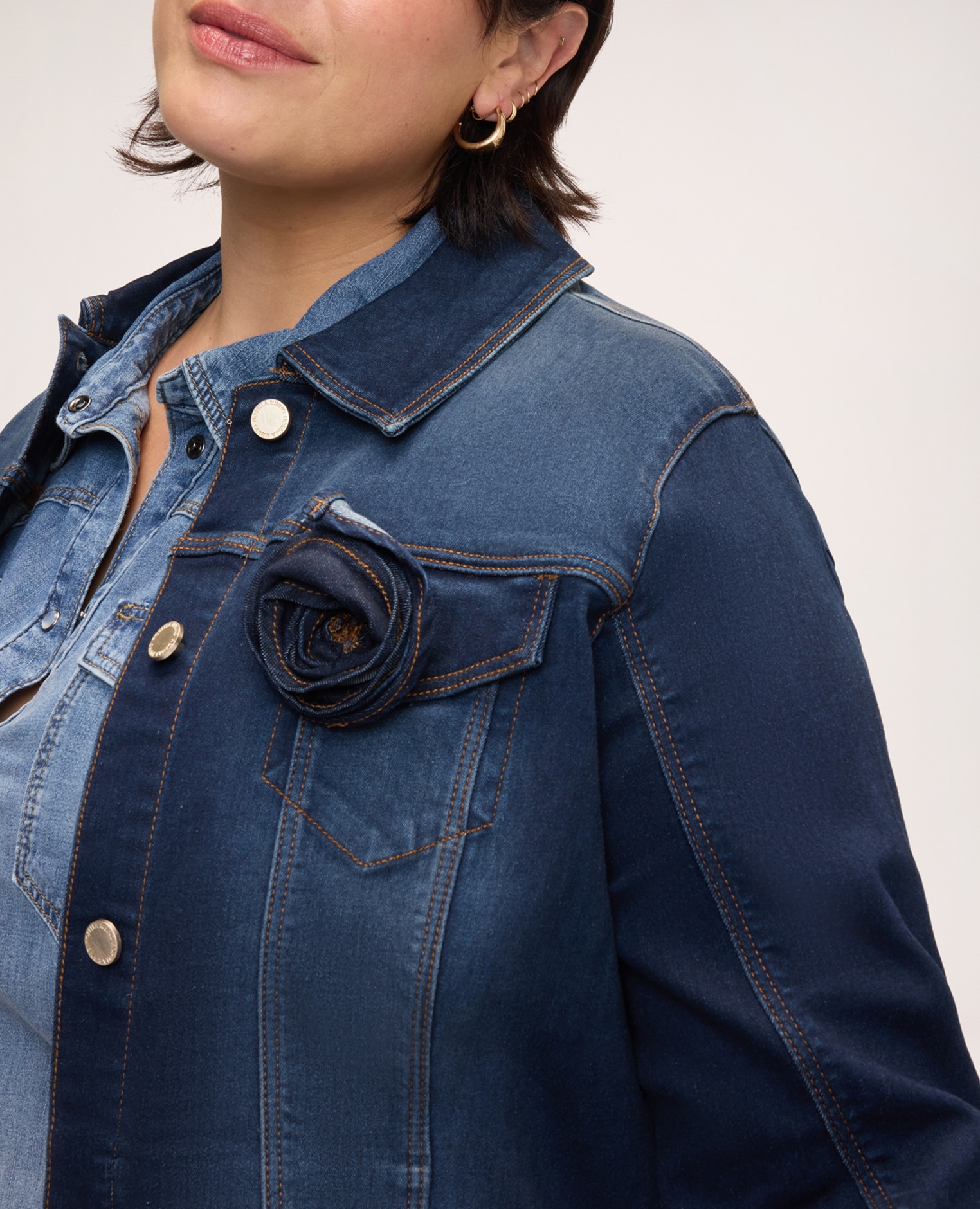 Chaqueta de mujer de denim con broche floral dos bolsillos de parche con solapa en el pecho costuras contrastantes a la vista y aplicación floral decorativa - Fiorella Rubino - Azul Azul-4