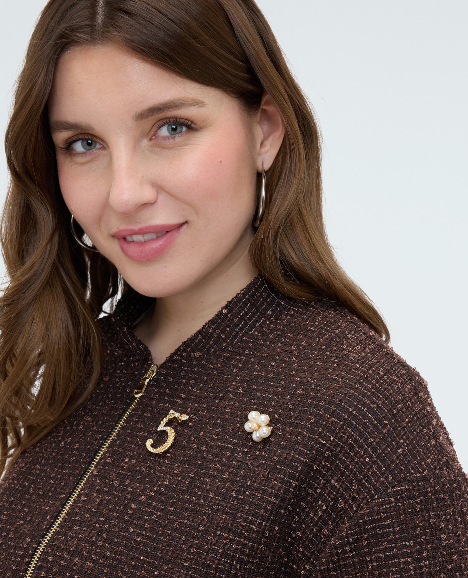 Sudadera de mujer bomber con pins acabado efecto luminoso y corte bomber - Fiorella Rubino - Marrón Marrón-4