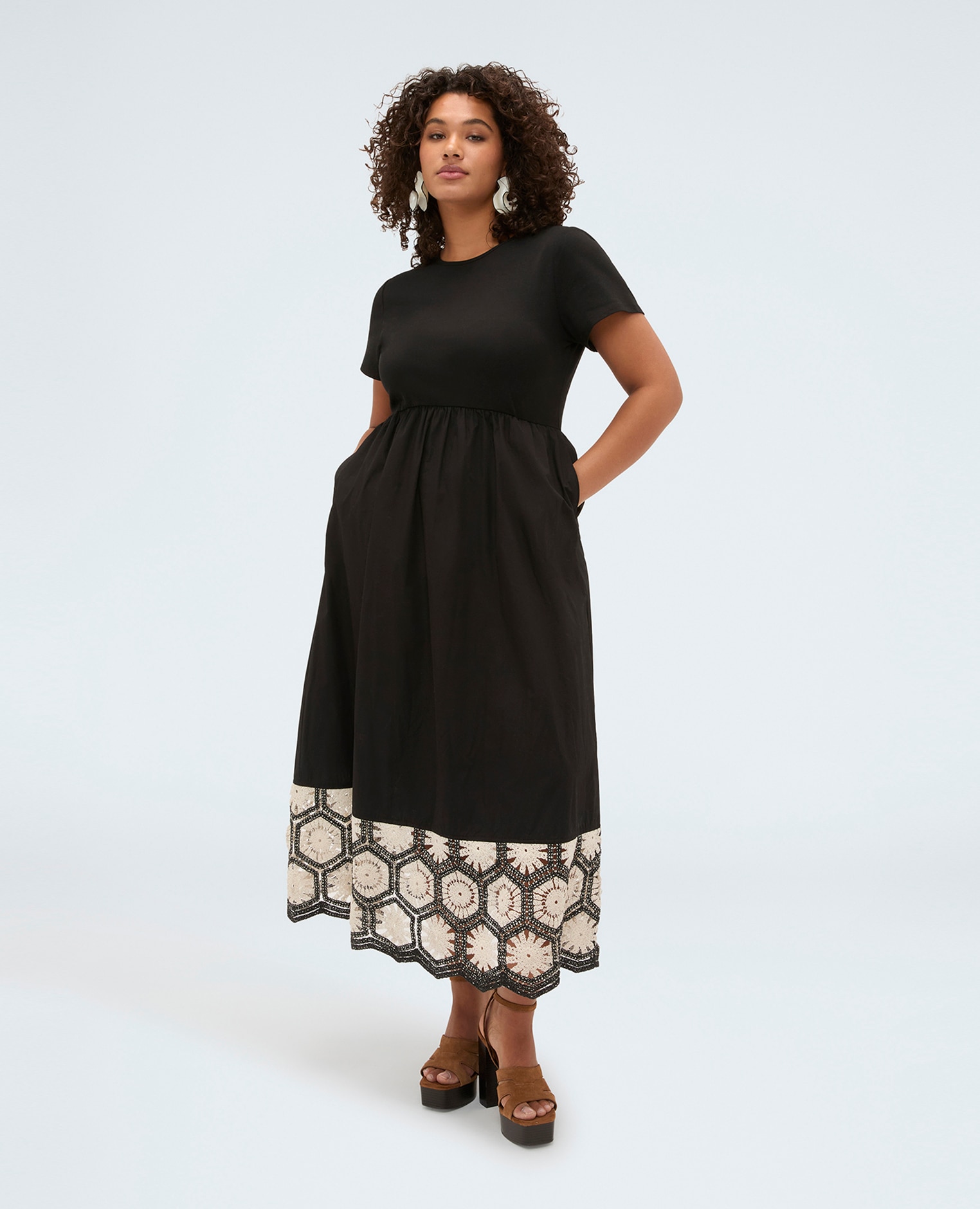 Fiorella Rubino - Vestido largo con volante de crochet cintura definida y falda amplia con bolsillos laterales.