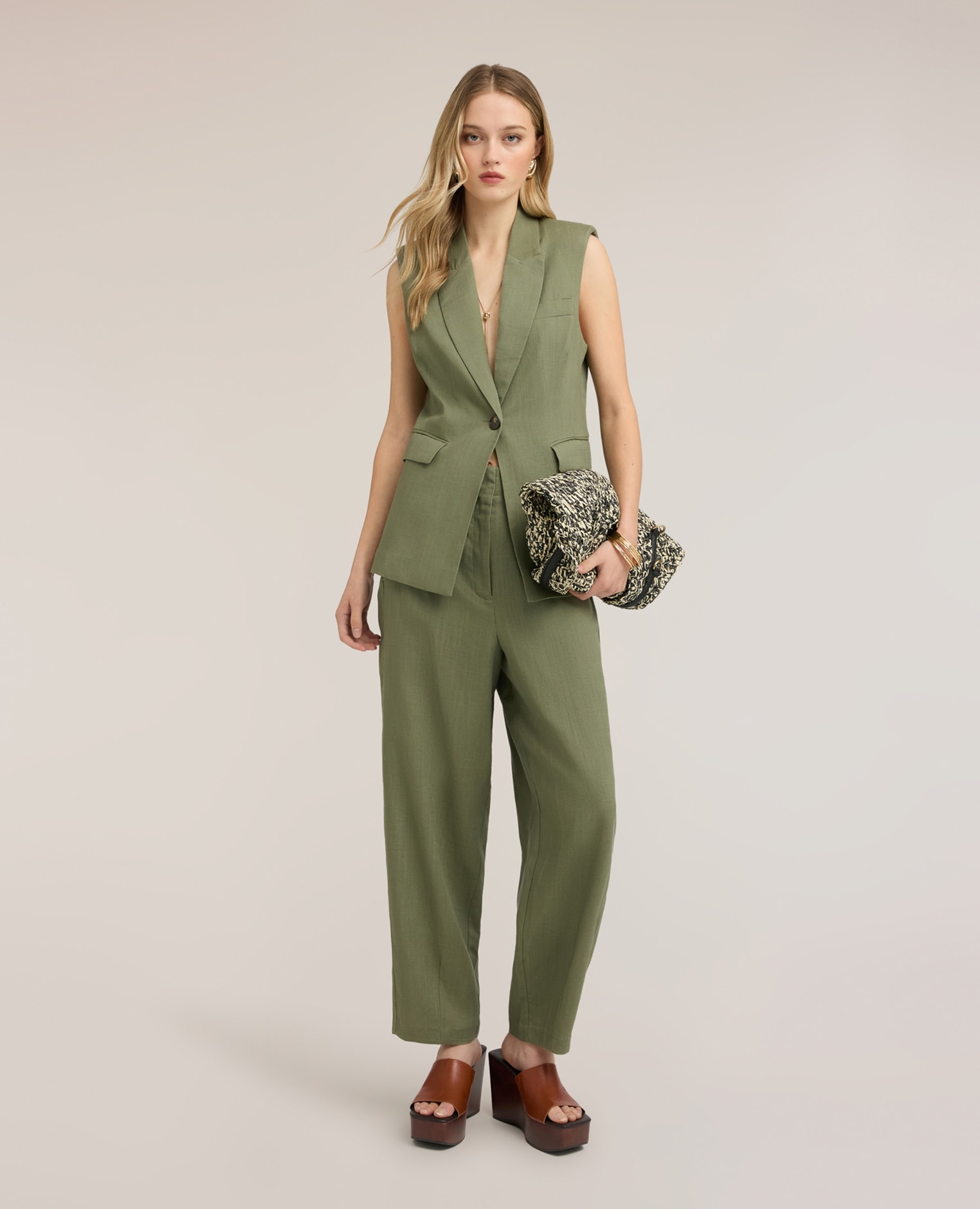 Imagen 0 de Pantalones de mujer con pinzas en el bajo de mezcla de lino ajuste barrel de talle alto cierre con corchetes Verde militar