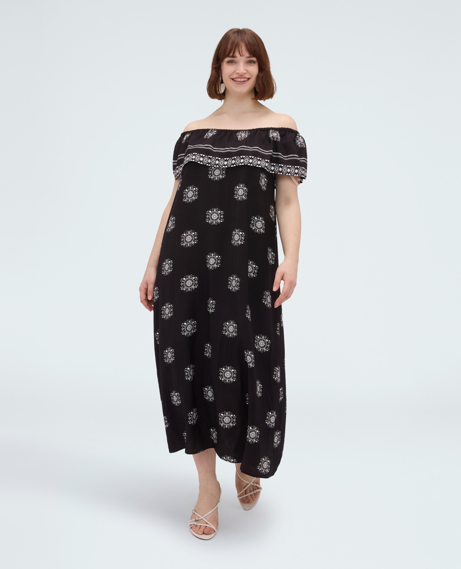 Vestido chill off-shoulder en viscosa amplio volante bordado con motivos geométricos que enmarca el escote - Fiorella Rubino - Negro Negro-1
