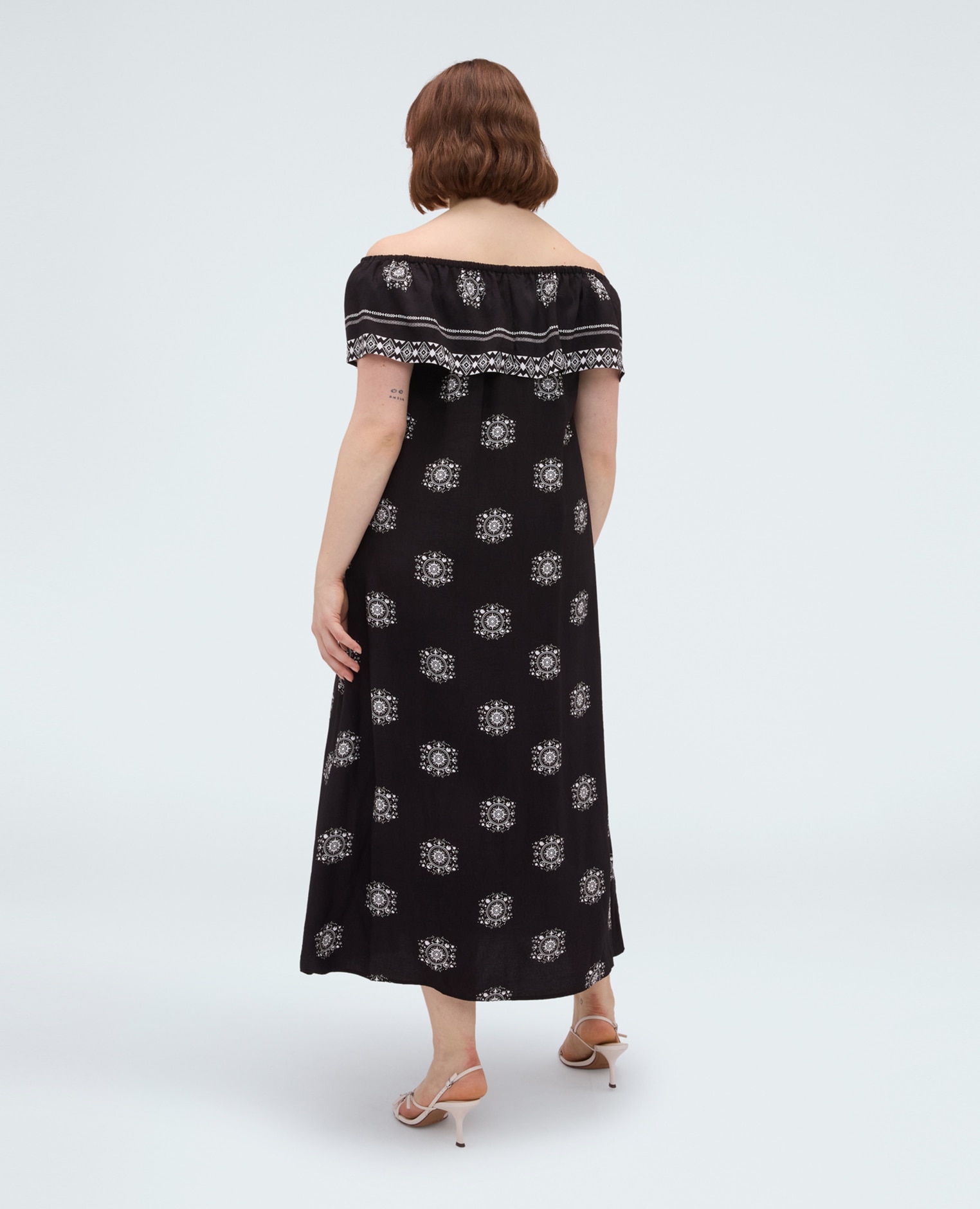 Vestido chill off-shoulder en viscosa amplio volante bordado con motivos geométricos que enmarca el escote - Fiorella Rubino - Negro Negro-2