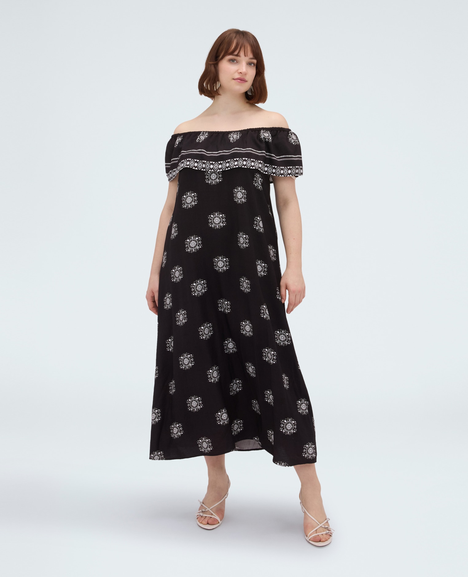 Vestido chill off-shoulder en viscosa amplio volante bordado con motivos geométricos que enmarca el escote - Fiorella Rubino - Negro Negro-3