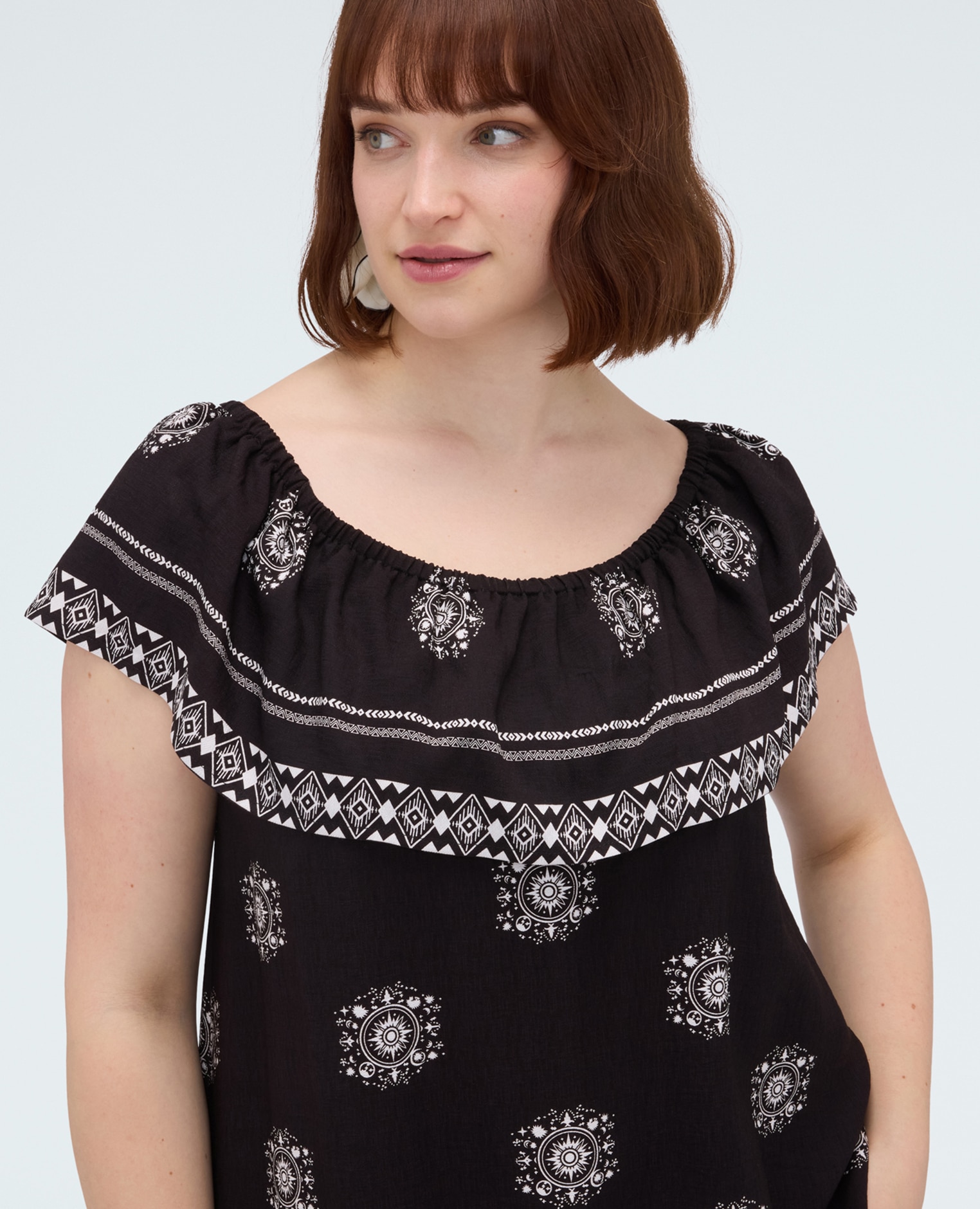 Vestido chill off-shoulder en viscosa amplio volante bordado con motivos geométricos que enmarca el escote - Fiorella Rubino - Negro Negro-4