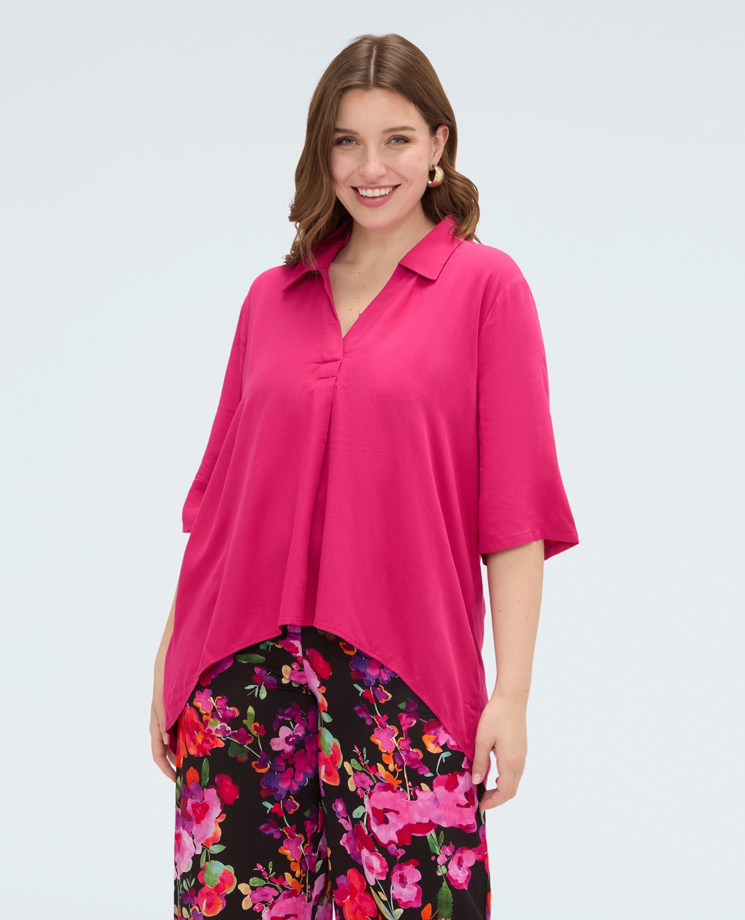 Blusa de mujer boxy con cuello polo dobladillo asimétrico con delantero más corto y trasero alargado - Fiorella Rubino - Fucsia Fucsia-1