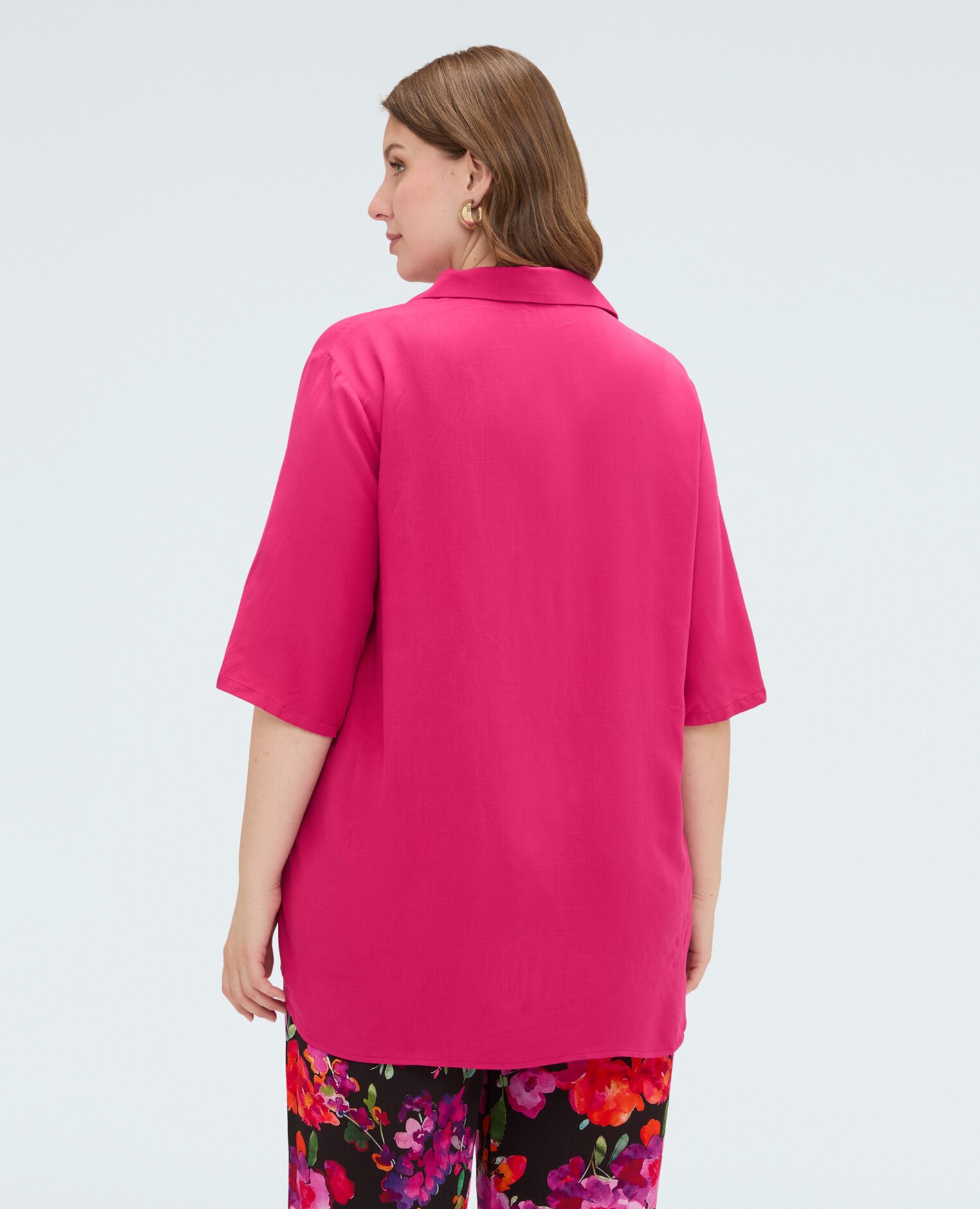Blusa de mujer boxy con cuello polo dobladillo asimétrico con delantero más corto y trasero alargado - Fiorella Rubino - Fucsia Fucsia-2