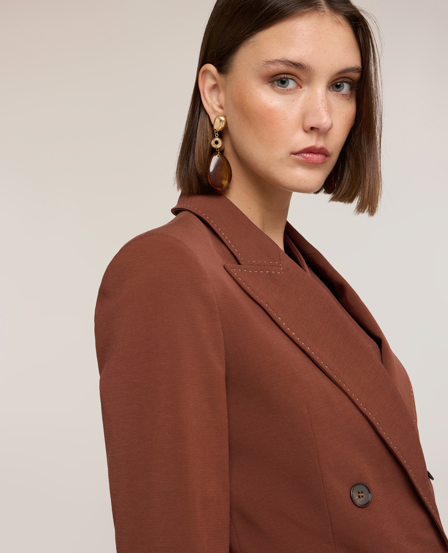 Chaqueta de mujer con costuras the tailoring lab modelo de ajuste regular de longitud media con forro interno - Motivi - Marrón Marrón-4