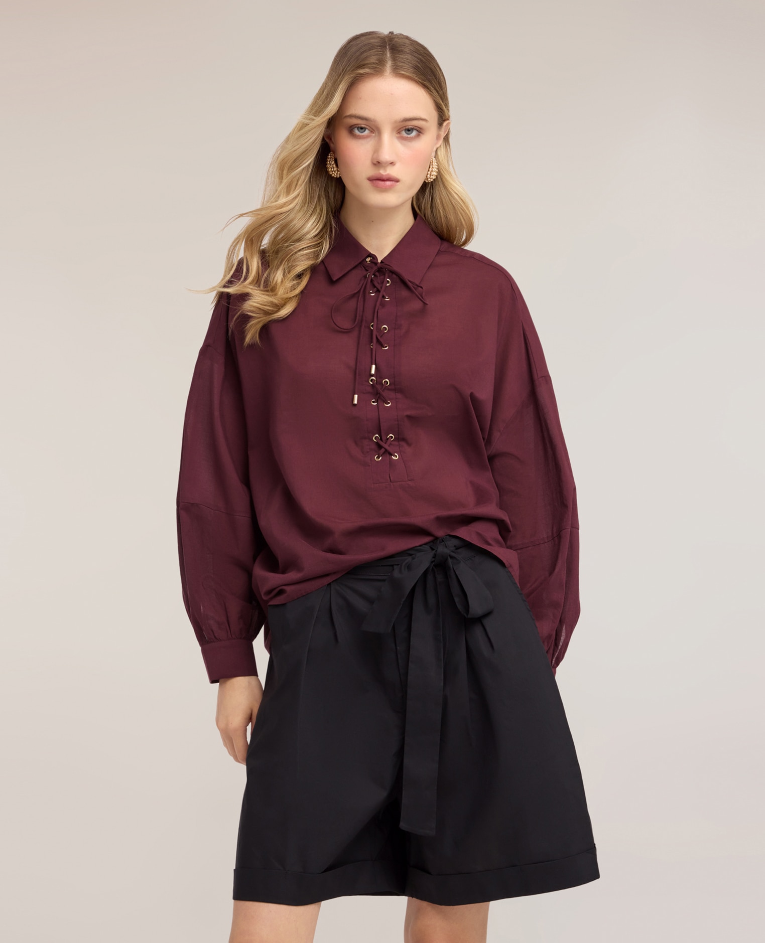Camisa de mujer oversize de muselina con lazos ajuste oversize con cierre de cordones y ojales metálicos en la parte delantera - Motivi - Morado Morado-1