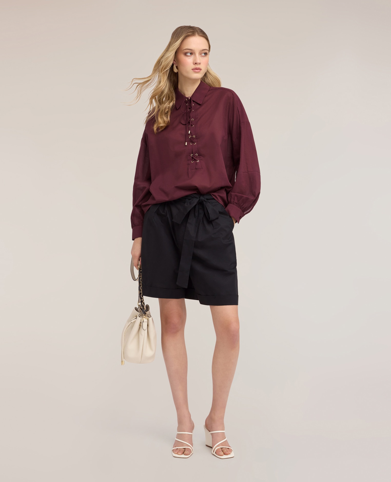 Camisa de mujer oversize de muselina con lazos ajuste oversize con cierre de cordones y ojales metálicos en la parte delantera - Motivi - Morado Morado-3