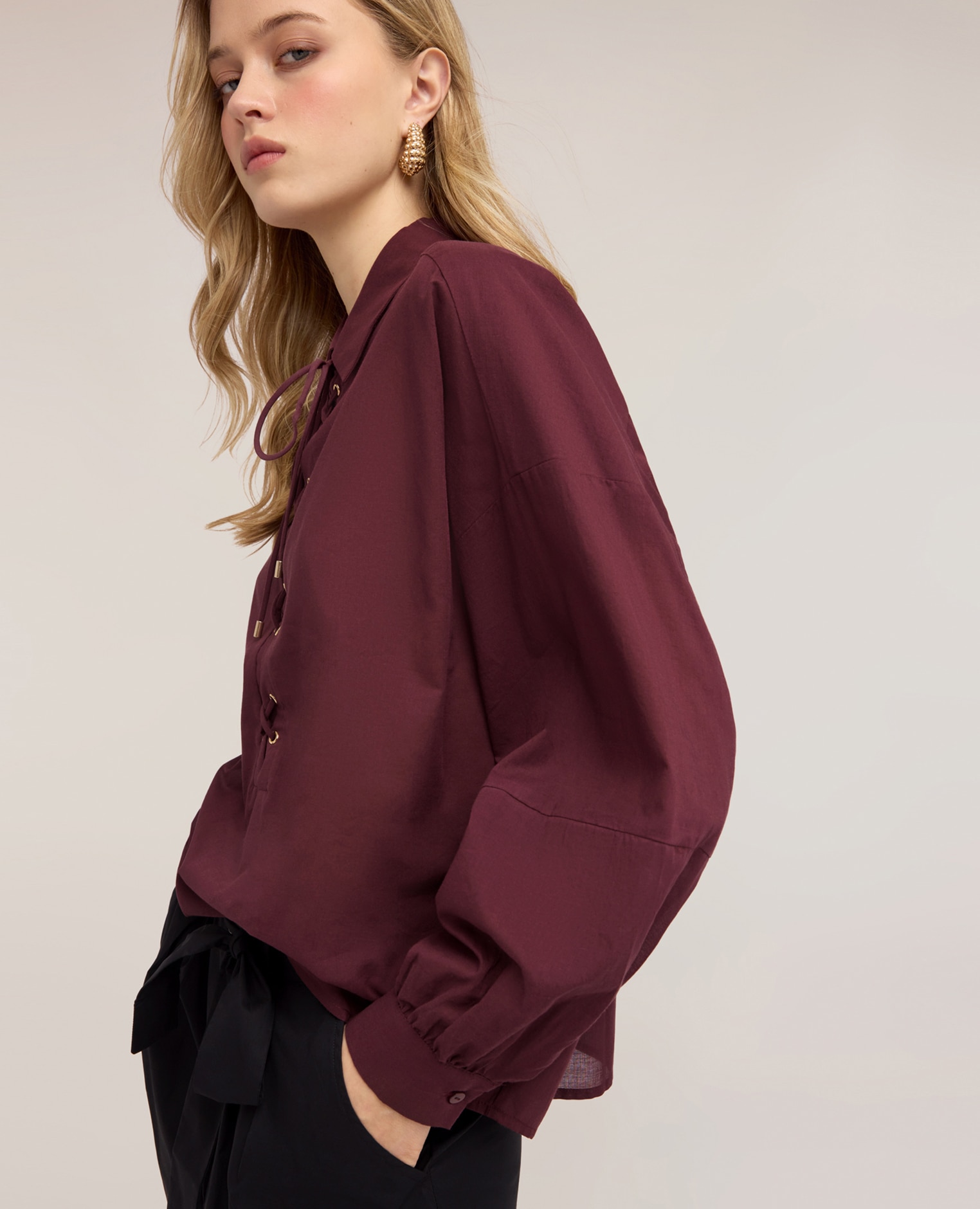 Camisa de mujer oversize de muselina con lazos ajuste oversize con cierre de cordones y ojales metálicos en la parte delantera - Motivi - Morado Morado-4