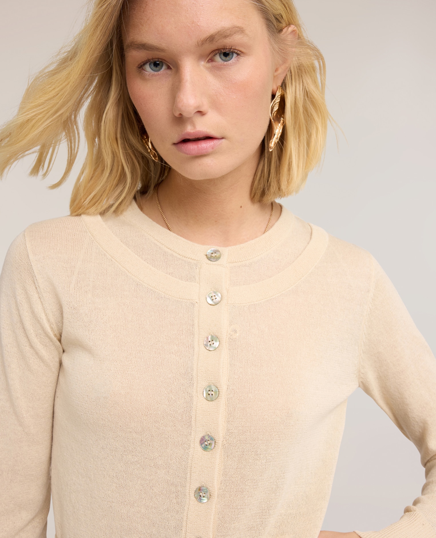 Chaqueta de mujer de punto en mezcla de lino modelo regular cierre frontal con cuello redondo y botones a la vista - Motivi - Beige Beige-4