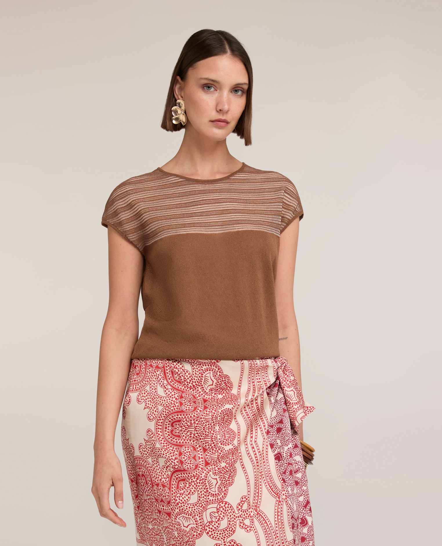 Jersey de mujer de rayas en mezcla de lino modelo boxy corto con escote redondo - Motivi - Marrón Marrón-1