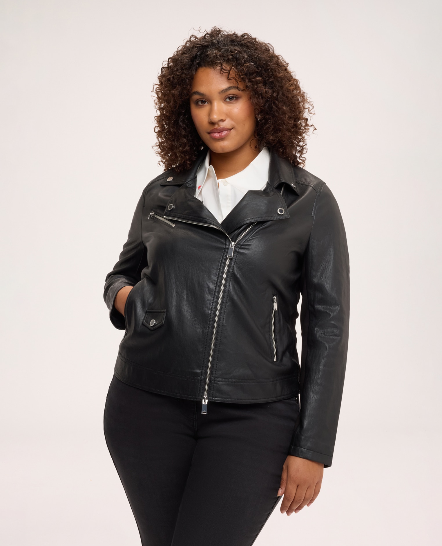 Chaqueta de mujer biker con cremallera asimétrica bolsillos laterales cerrados con cremallera y bolsillo frontal con botón de presión - Fiorella Rubino - Negro Negro-1
