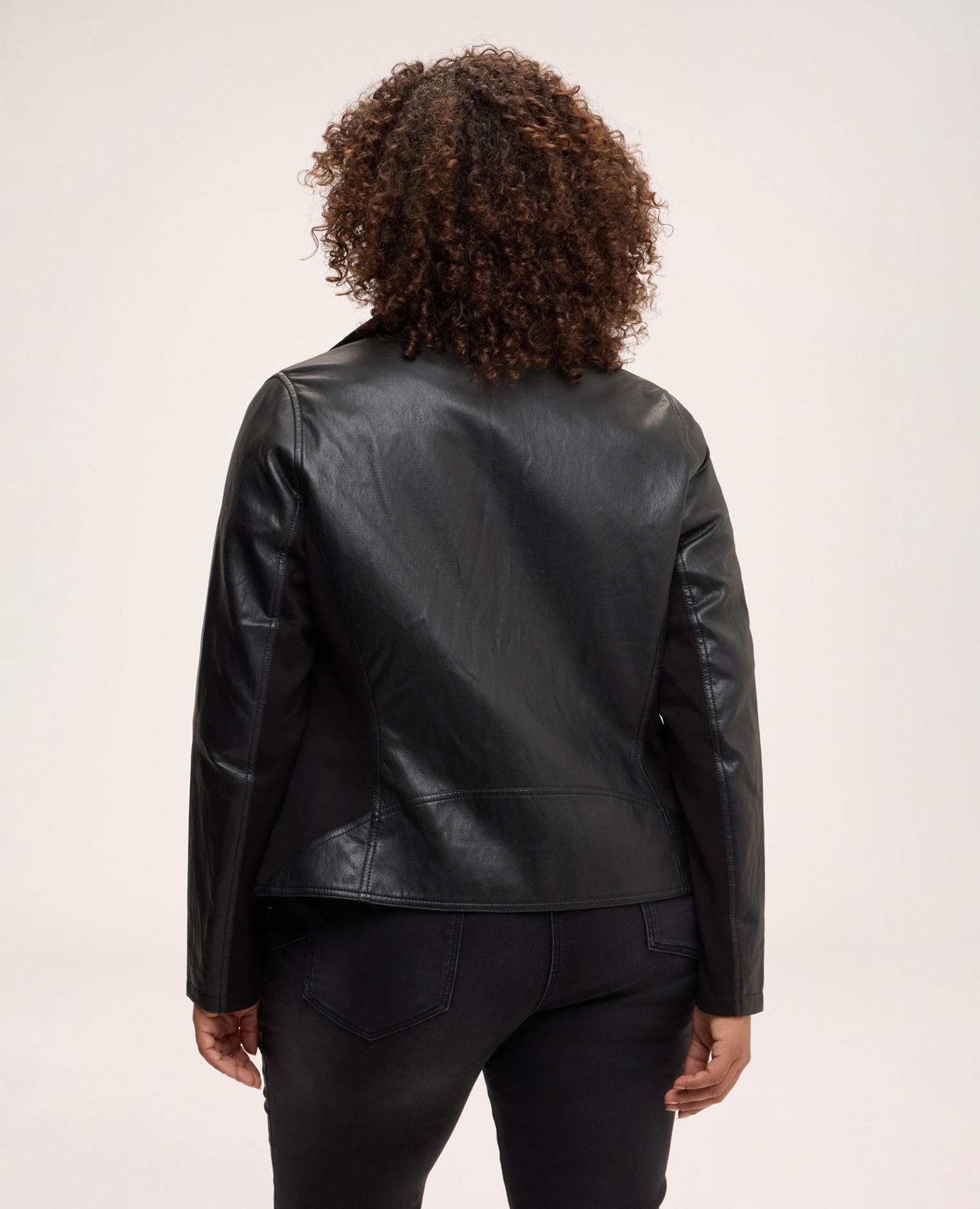 Chaqueta de mujer biker con cremallera asimétrica bolsillos laterales cerrados con cremallera y bolsillo frontal con botón de presión - Fiorella Rubino - Negro Negro-2