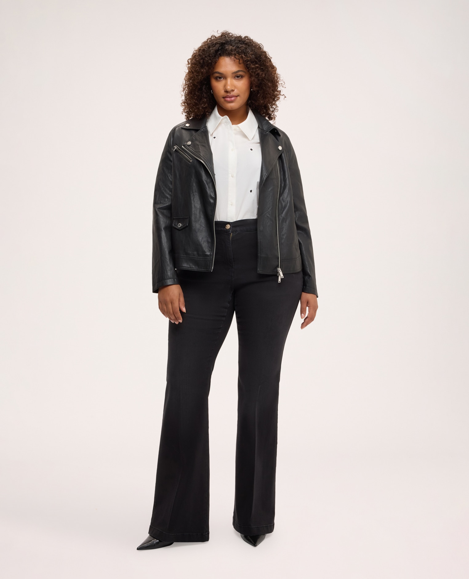 Chaqueta de mujer biker con cremallera asimétrica bolsillos laterales cerrados con cremallera y bolsillo frontal con botón de presión - Fiorella Rubino - Negro Negro-3