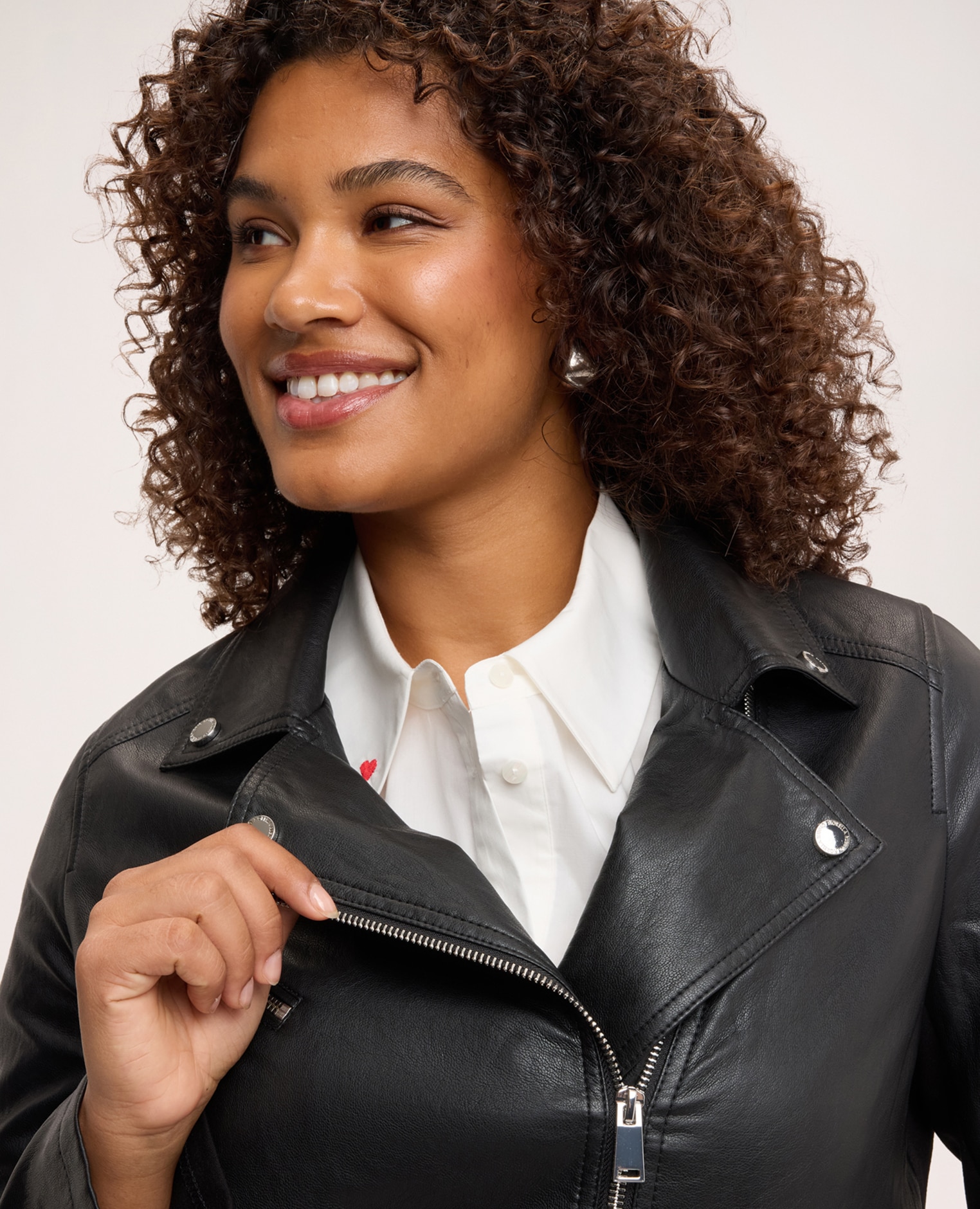 Chaqueta de mujer biker con cremallera asimétrica bolsillos laterales cerrados con cremallera y bolsillo frontal con botón de presión - Fiorella Rubino - Negro Negro-4