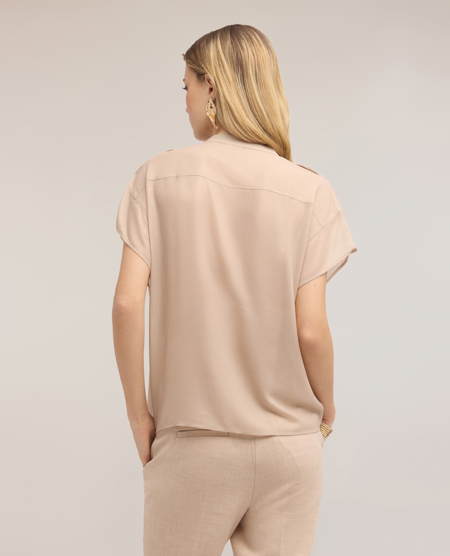 Camisa de mujer en georgette laminada con bolsillos ajuste holgado con cierre frontal de botones - Motivi - Beige Beige-2