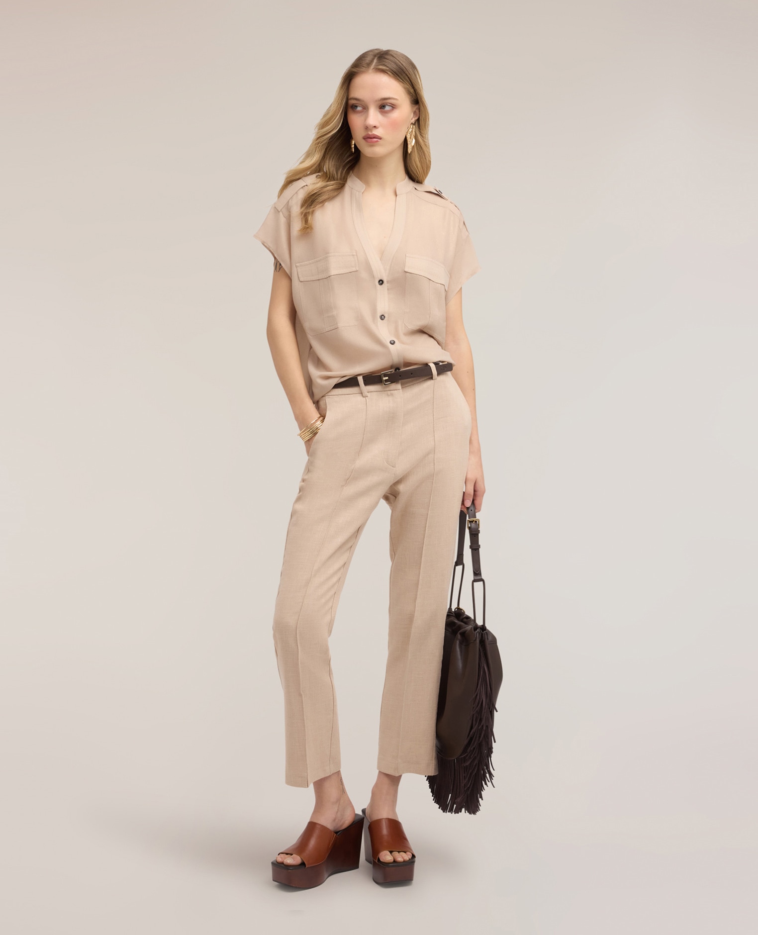 Camisa de mujer en georgette laminada con bolsillos ajuste holgado con cierre frontal de botones - Motivi - Beige Beige-3