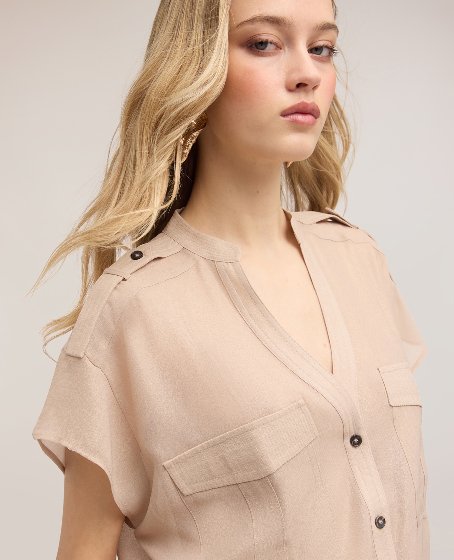 Camisa de mujer en georgette laminada con bolsillos ajuste holgado con cierre frontal de botones - Motivi - Beige Beige-4