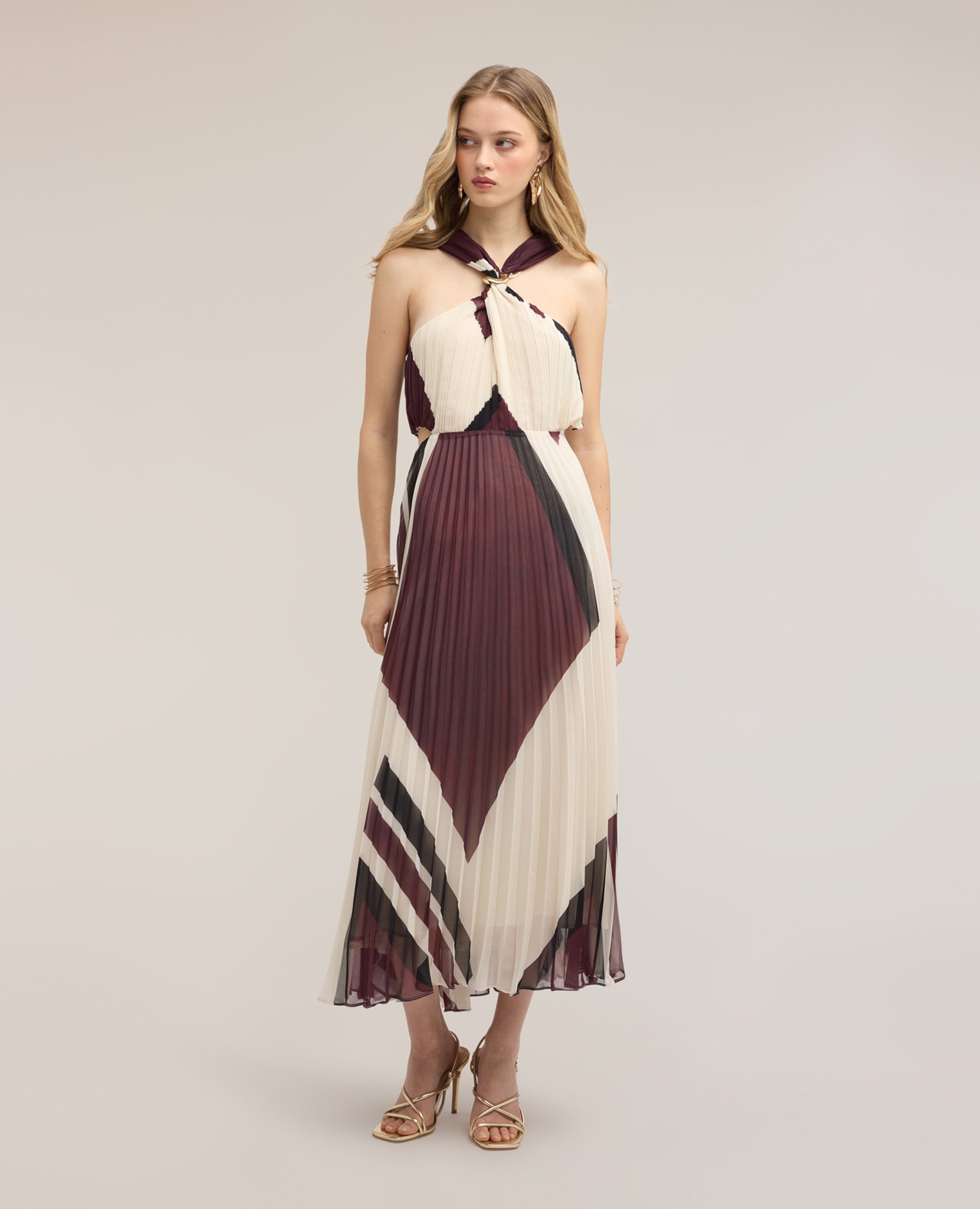 Vestido largo en georgette plisado con estampado corpiño con plisado cruzado y cut-out laterales - Motivi - Marrón Marrón-1