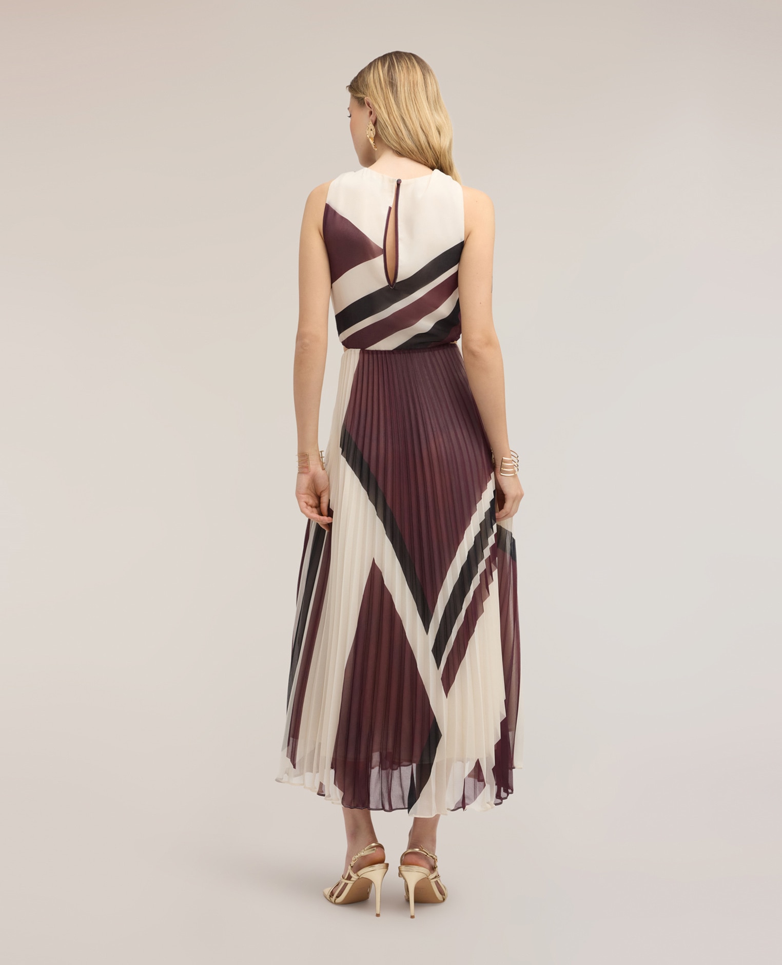 Vestido largo en georgette plisado con estampado corpiño con plisado cruzado y cut-out laterales - Motivi - Marrón Marrón-2