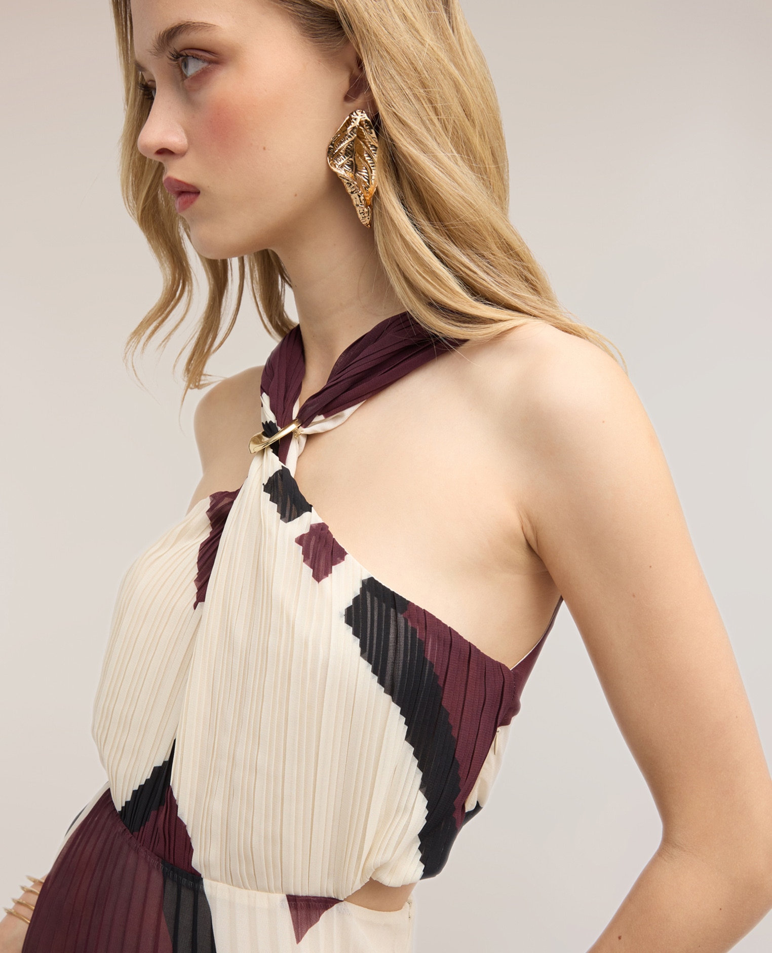Vestido largo en georgette plisado con estampado corpiño con plisado cruzado y cut-out laterales - Motivi - Marrón Marrón-4
