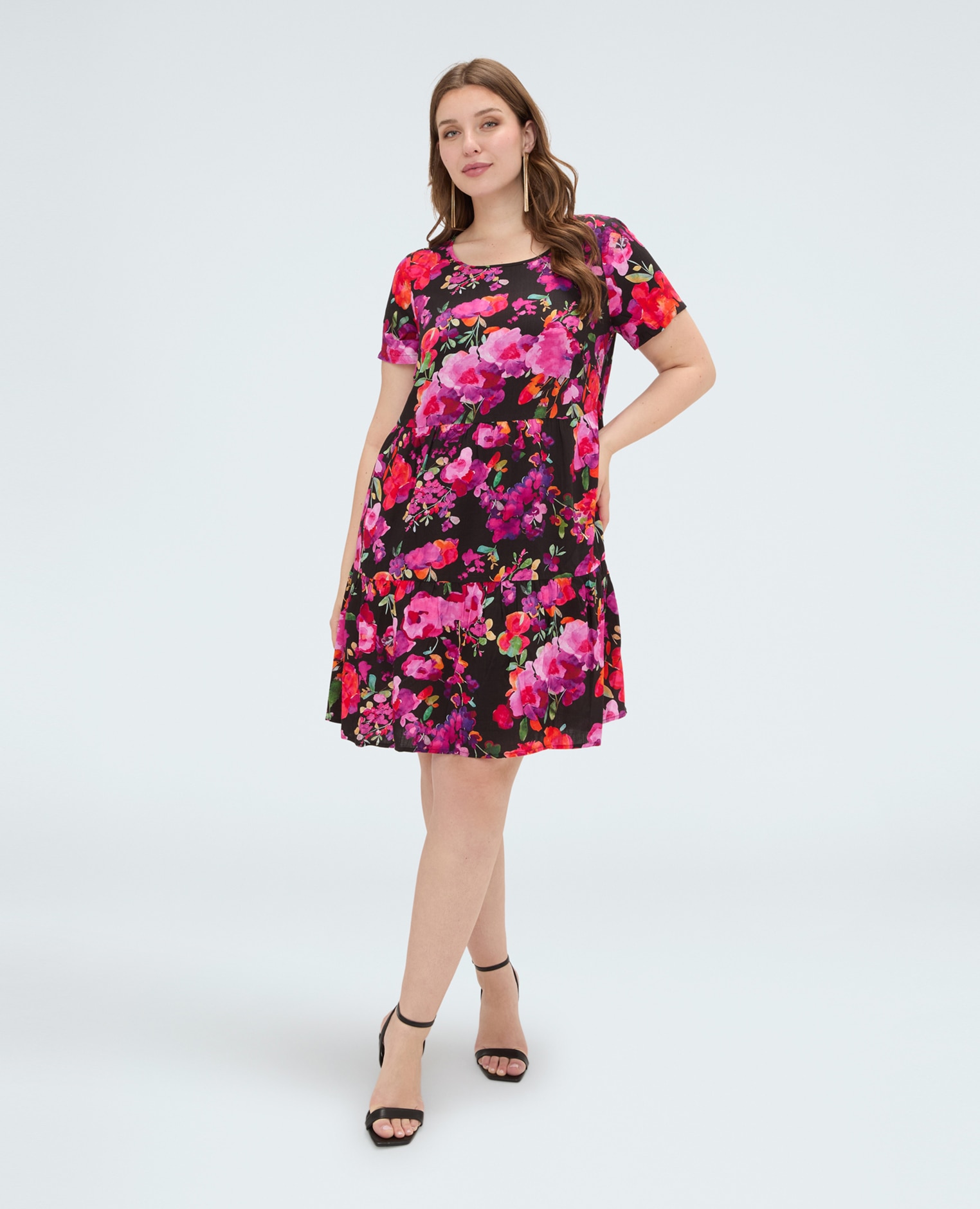Vestido de flores en viscosa cuello redondo mangas cortas y falda con volante en el bajo - Fiorella Rubino - Negro Negro-1
