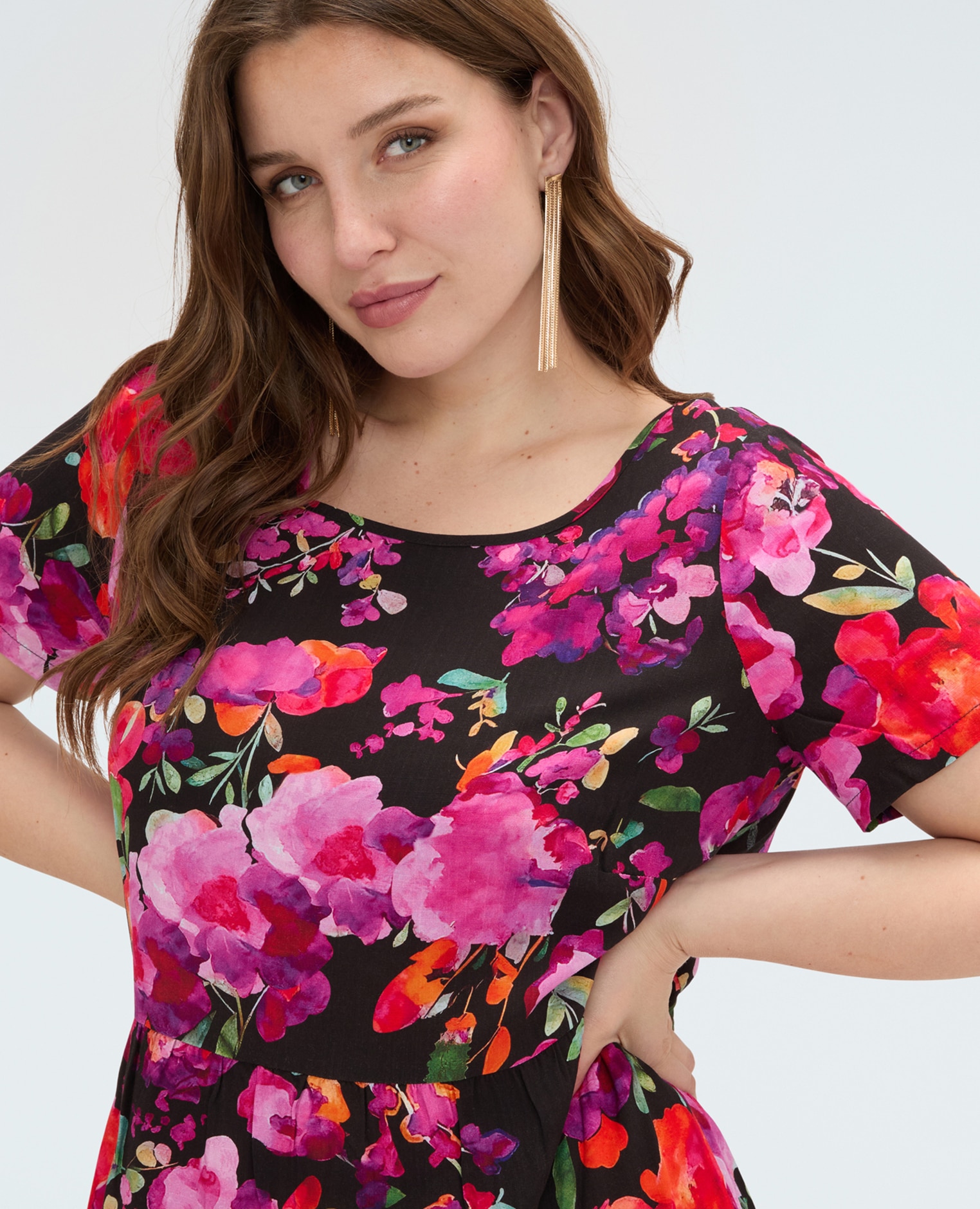 Vestido de flores en viscosa cuello redondo mangas cortas y falda con volante en el bajo - Fiorella Rubino - Negro Negro-4