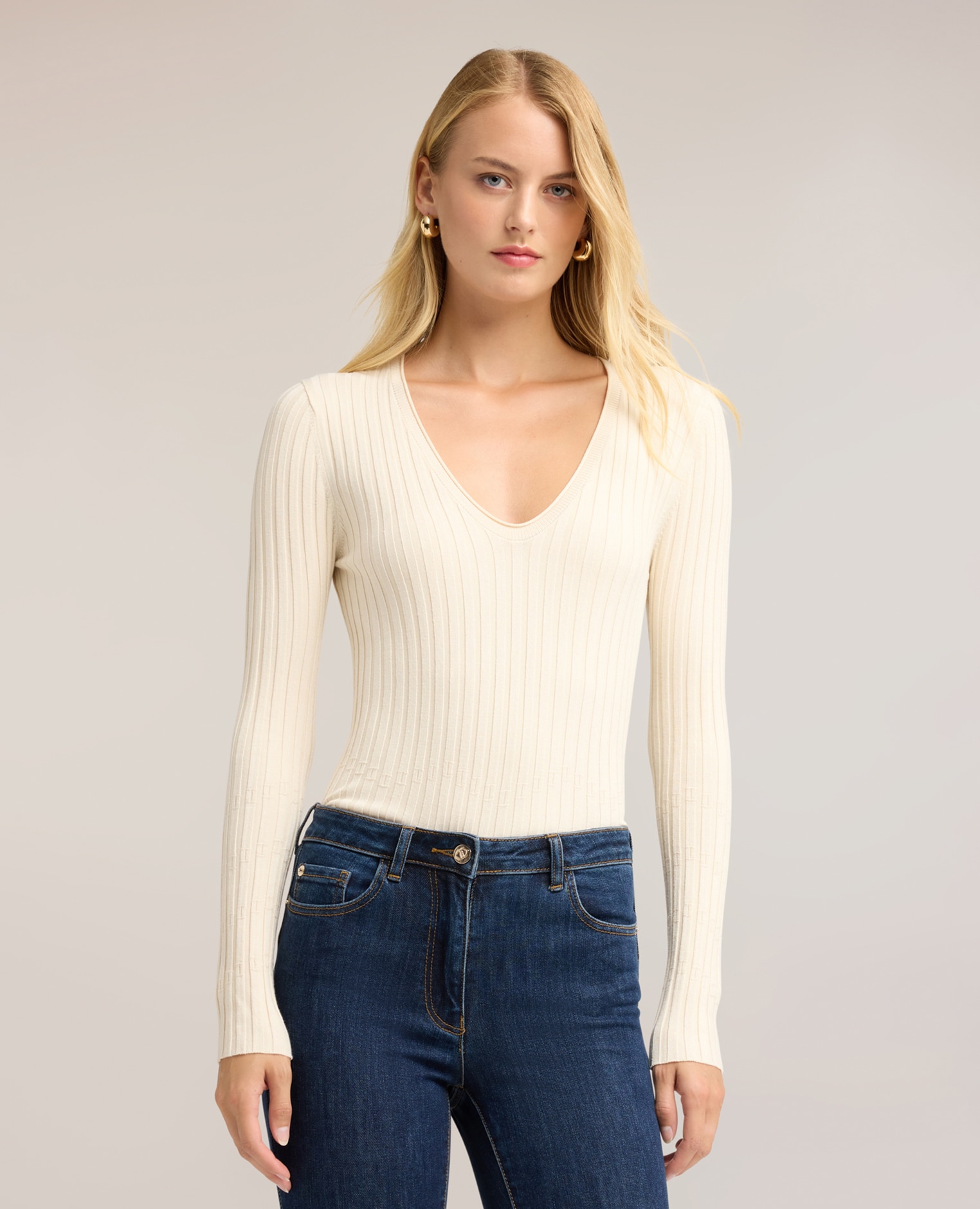 Jersey de mujer de canalé plano con escote en v ajuste entallado largo medio - Motivi - Blanco Blanco-1