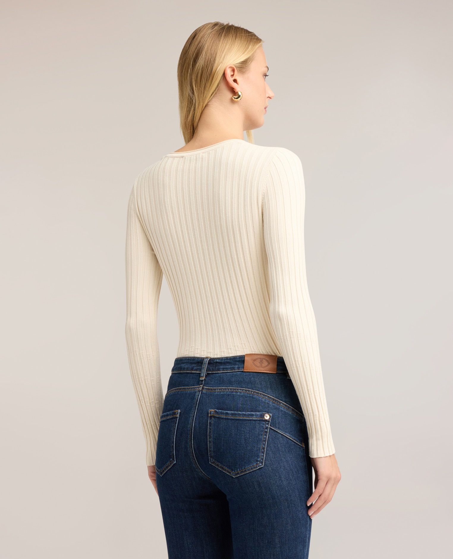 Jersey de mujer de canalé plano con escote en v ajuste entallado largo medio - Motivi - Blanco Blanco-2