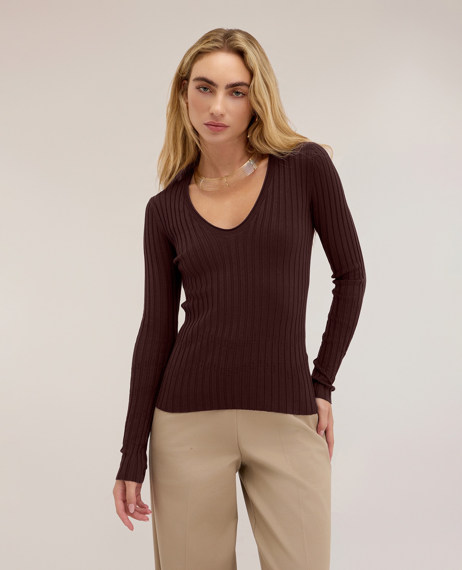Imagen 0 de Jersey de mujer de canalé plano con escote en v ajuste entallado largo medio Marrón