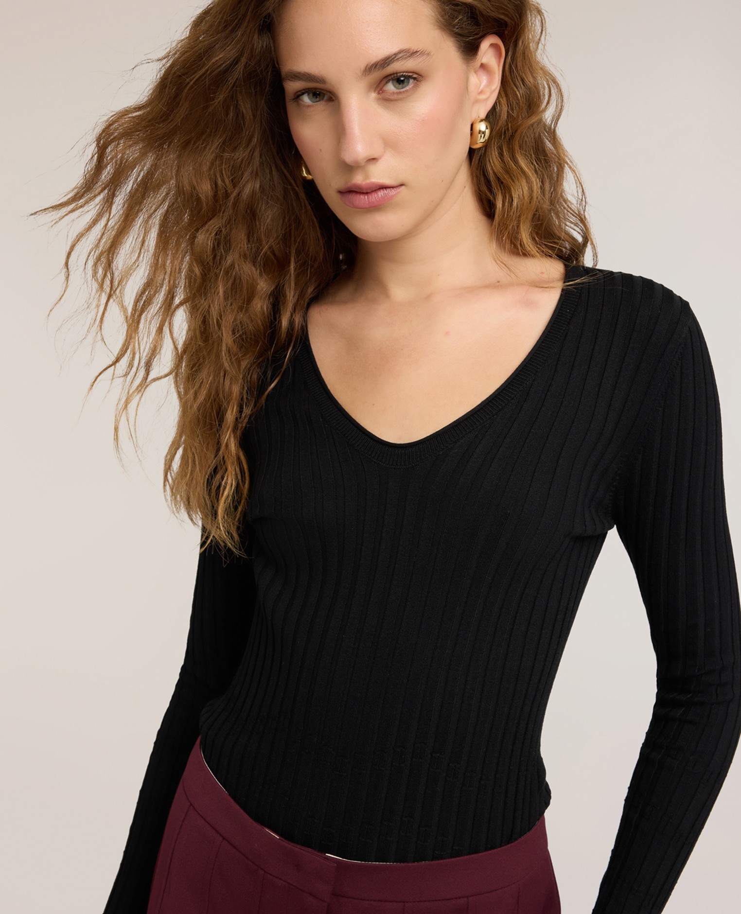 Jersey de mujer de canalé plano con escote en v ajuste entallado largo medio - Motivi - Negro Negro-4