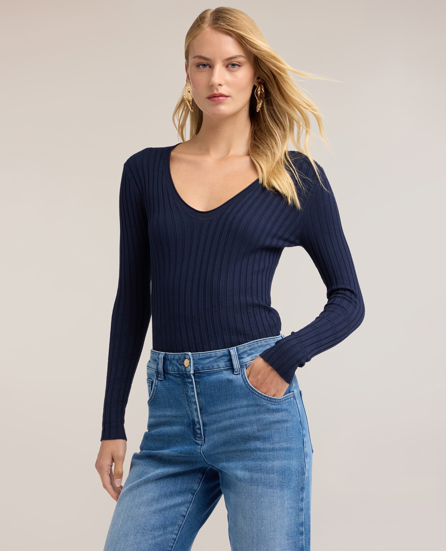 Jersey de mujer de canalé plano con escote en v ajuste entallado largo medio - Motivi - Azul Azul-1
