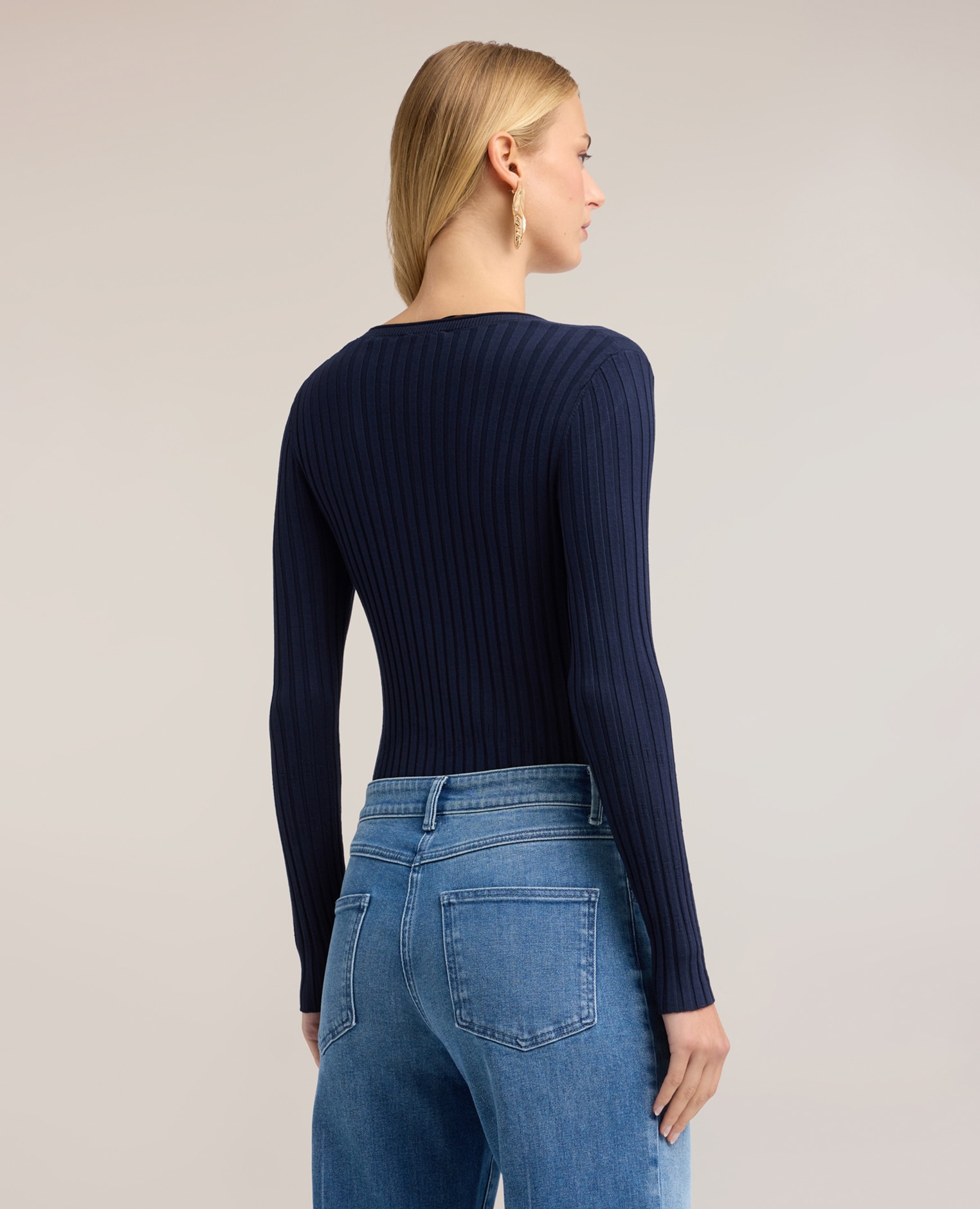 Jersey de mujer de canalé plano con escote en v ajuste entallado largo medio - Motivi - Azul Azul-2
