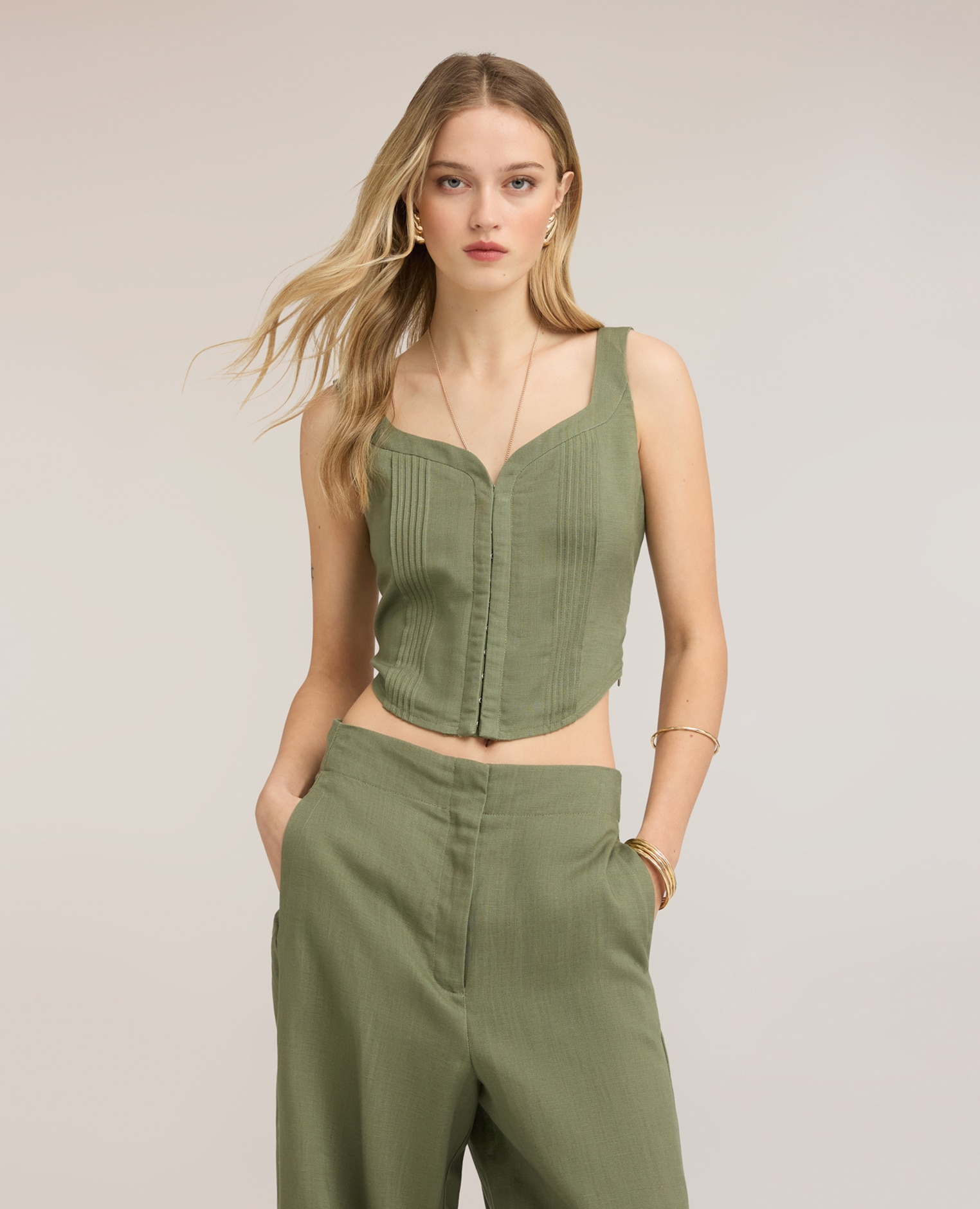 Top de mujer bustier en mezcla de lino lyocell ajuste entallado cierre frontal con corchetes - Motivi - Verde militar Verde militar-1