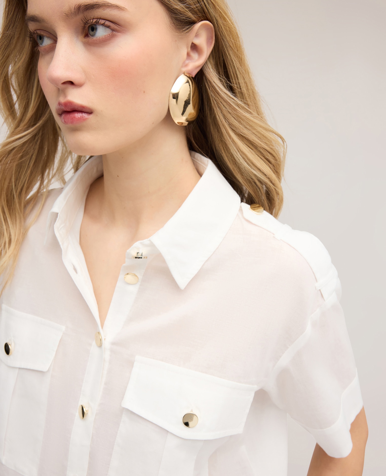 Camisa de mujer de muselina con bolsillos ajuste boxy cuello clásico con cierre frontal de botones metálicos - Motivi - Blanco Blanco-4