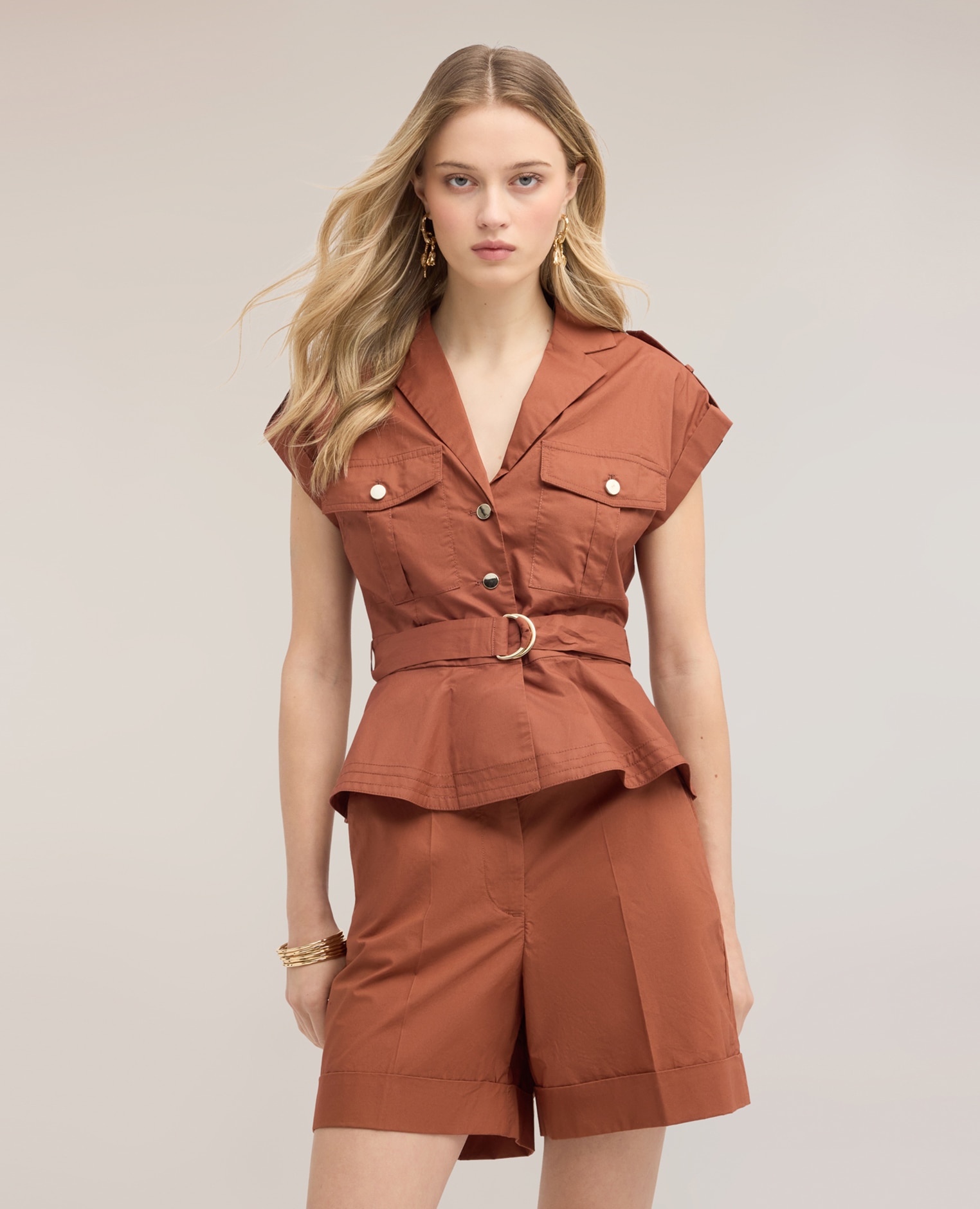 Camisa de mujer de popelín con bolsillos ajuste regular cierre frontal con botones - Motivi - Marrón Marrón-1