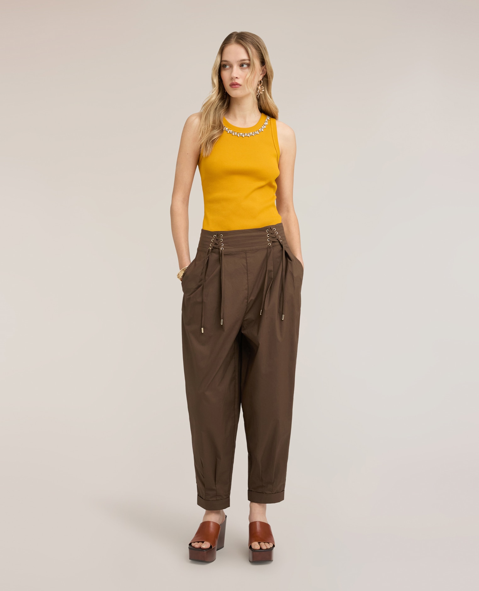 Motivi - Pantalones de mujer de popelín con cordones en la cintura cintura alta con cierre ajustable con cordones.