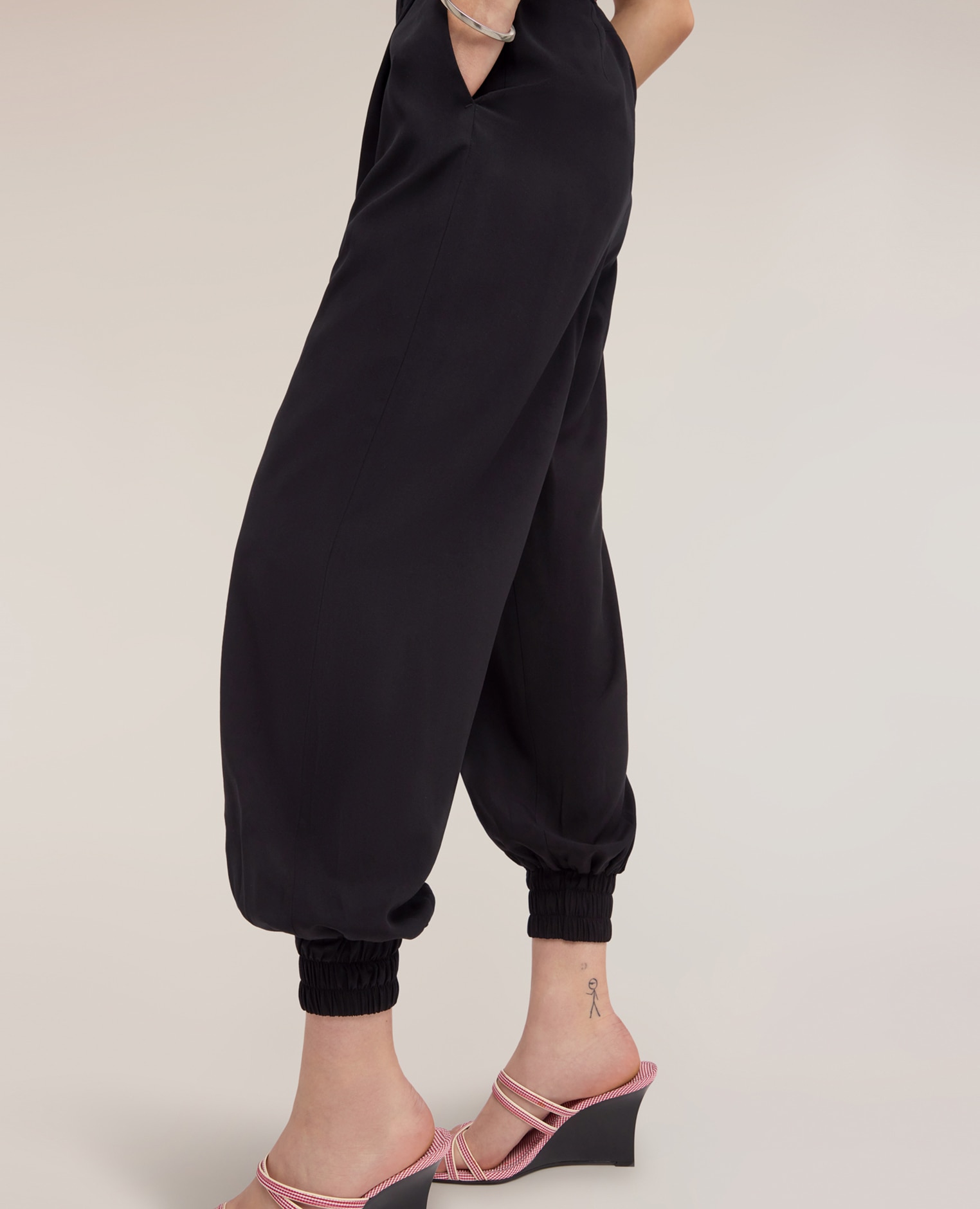 Pantalones de mujer de viscosa con puños en el bajo ajuste tapered cierre frontal con cremallera - Motivi - Negro Negro-4