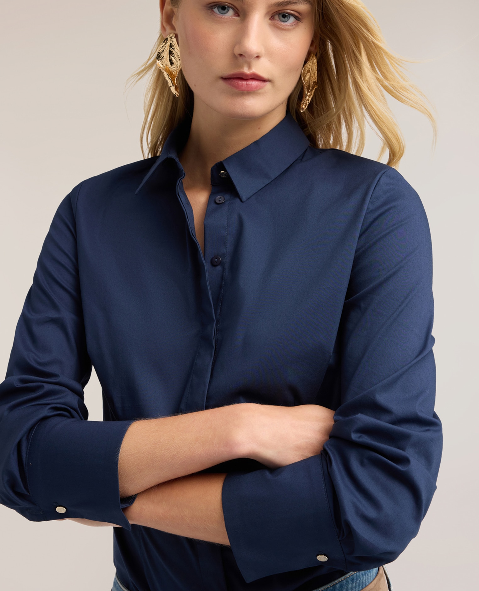 Camisa de mujer de popelín con botones ocultos ajuste entallado cierre frontal inglés con primer botón a la vista - Motivi - Azul Azul-4