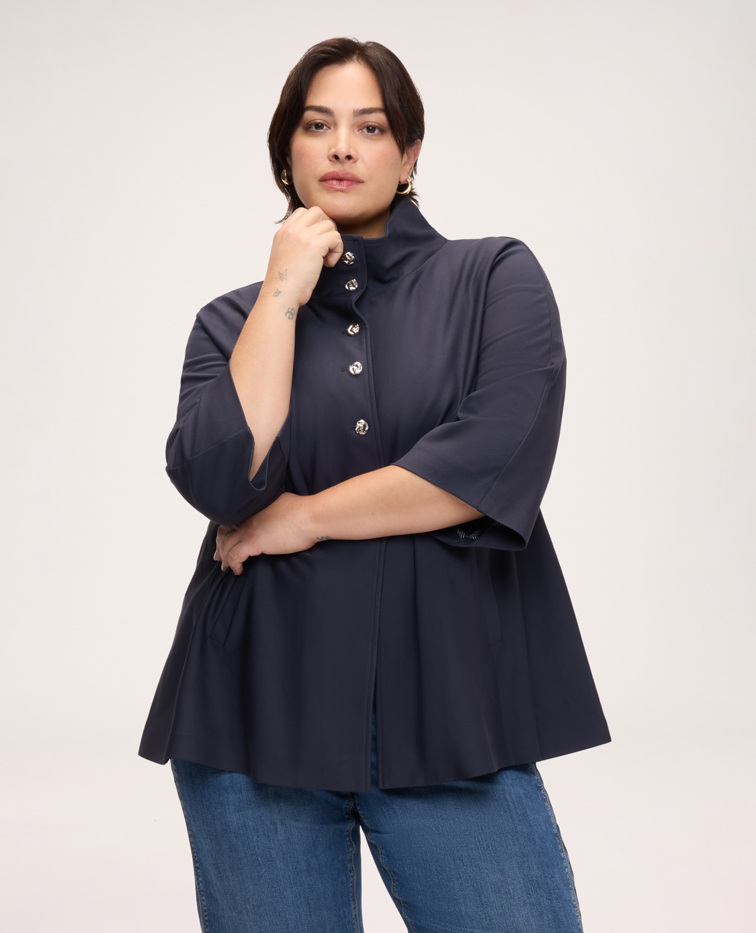 Chaqueta de mujer en punto milano con cuello alto mangas de tres cuartos con forma kimono y silueta amplia bolsillos de vivo en el frente y pliegue central en la espalda - Fiorella Rubino - Azul Azul-1