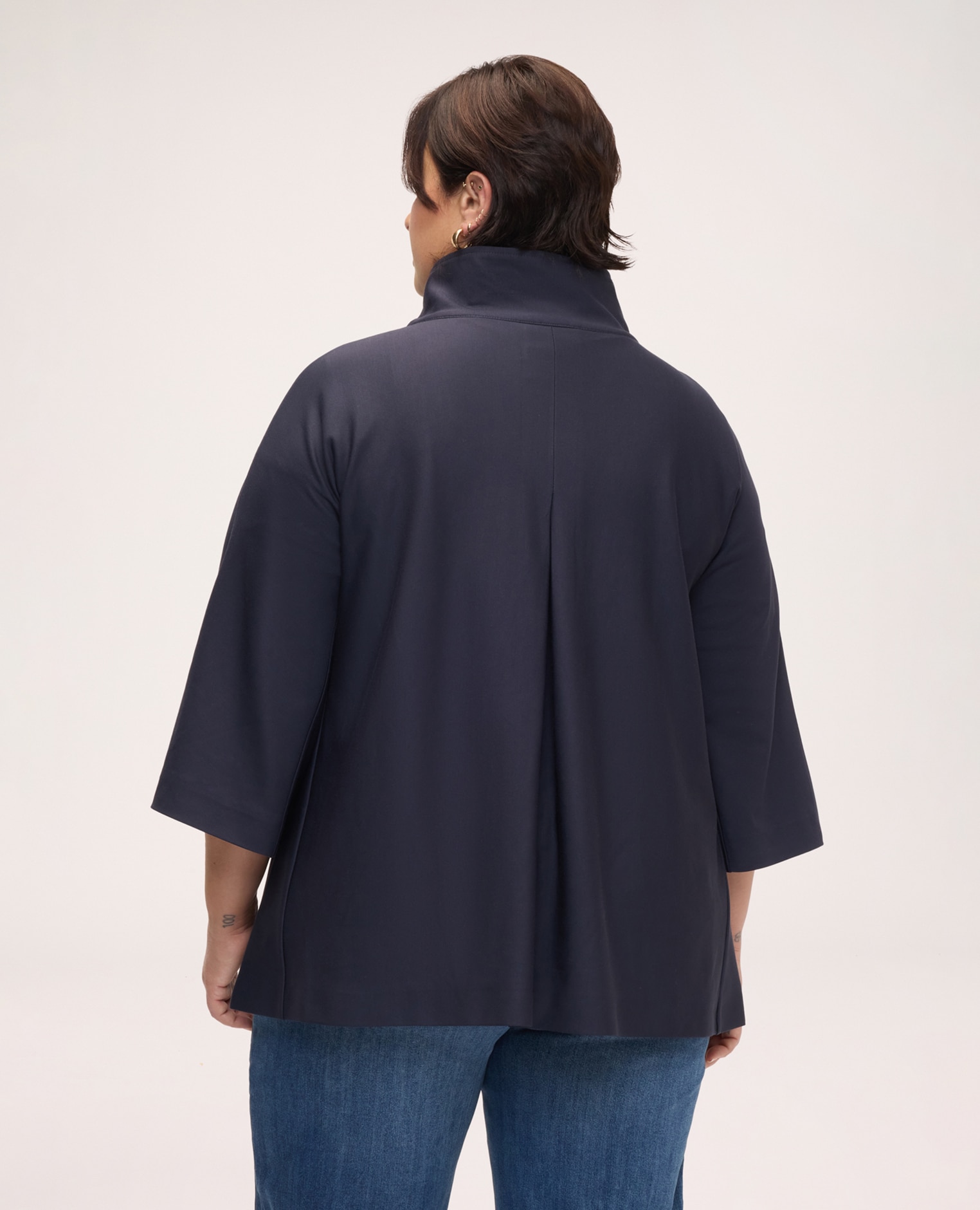 Chaqueta de mujer en punto milano con cuello alto mangas de tres cuartos con forma kimono y silueta amplia bolsillos de vivo en el frente y pliegue central en la espalda - Fiorella Rubino - Azul Azul-2