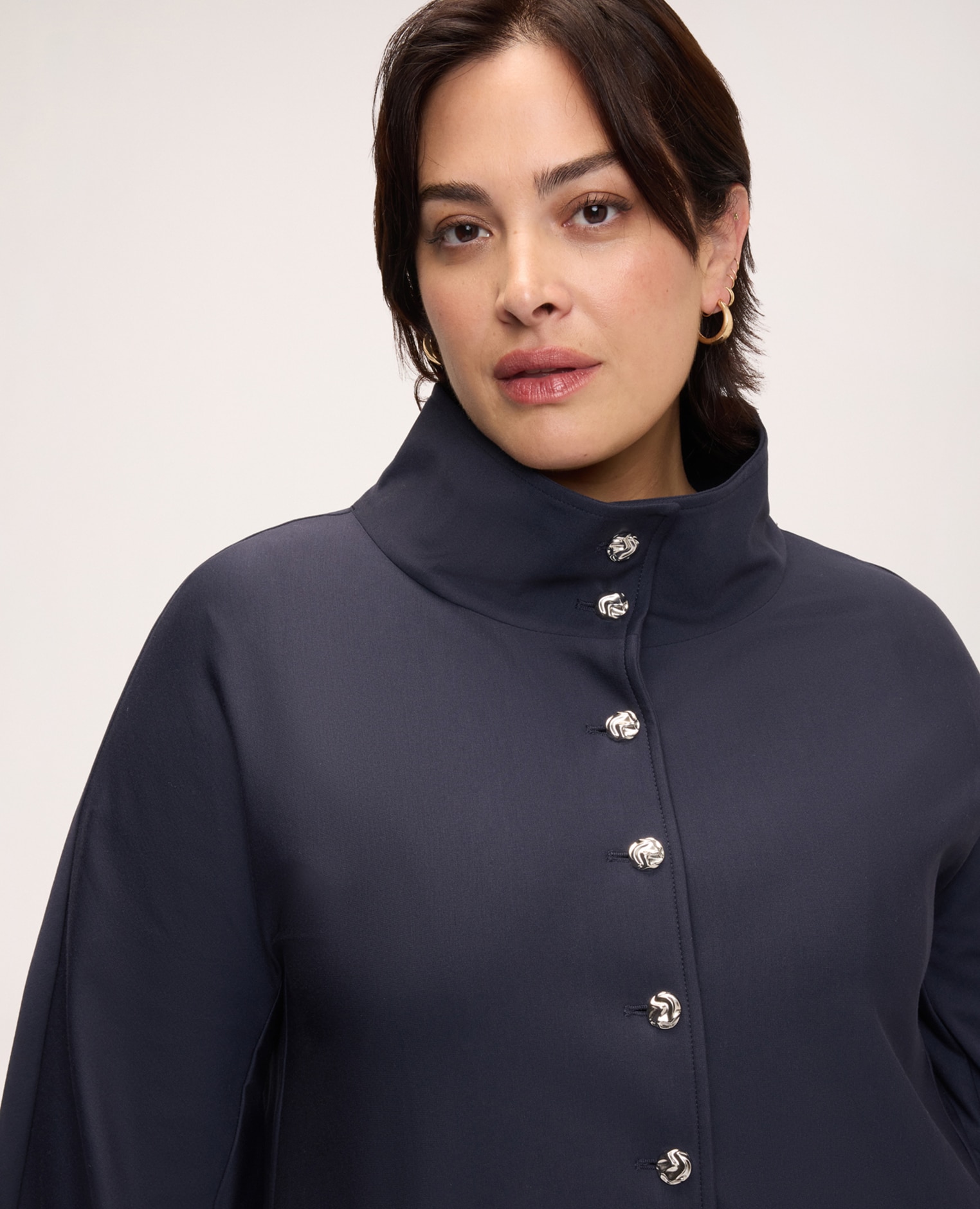Chaqueta de mujer en punto milano con cuello alto mangas de tres cuartos con forma kimono y silueta amplia bolsillos de vivo en el frente y pliegue central en la espalda - Fiorella Rubino - Azul Azul-4