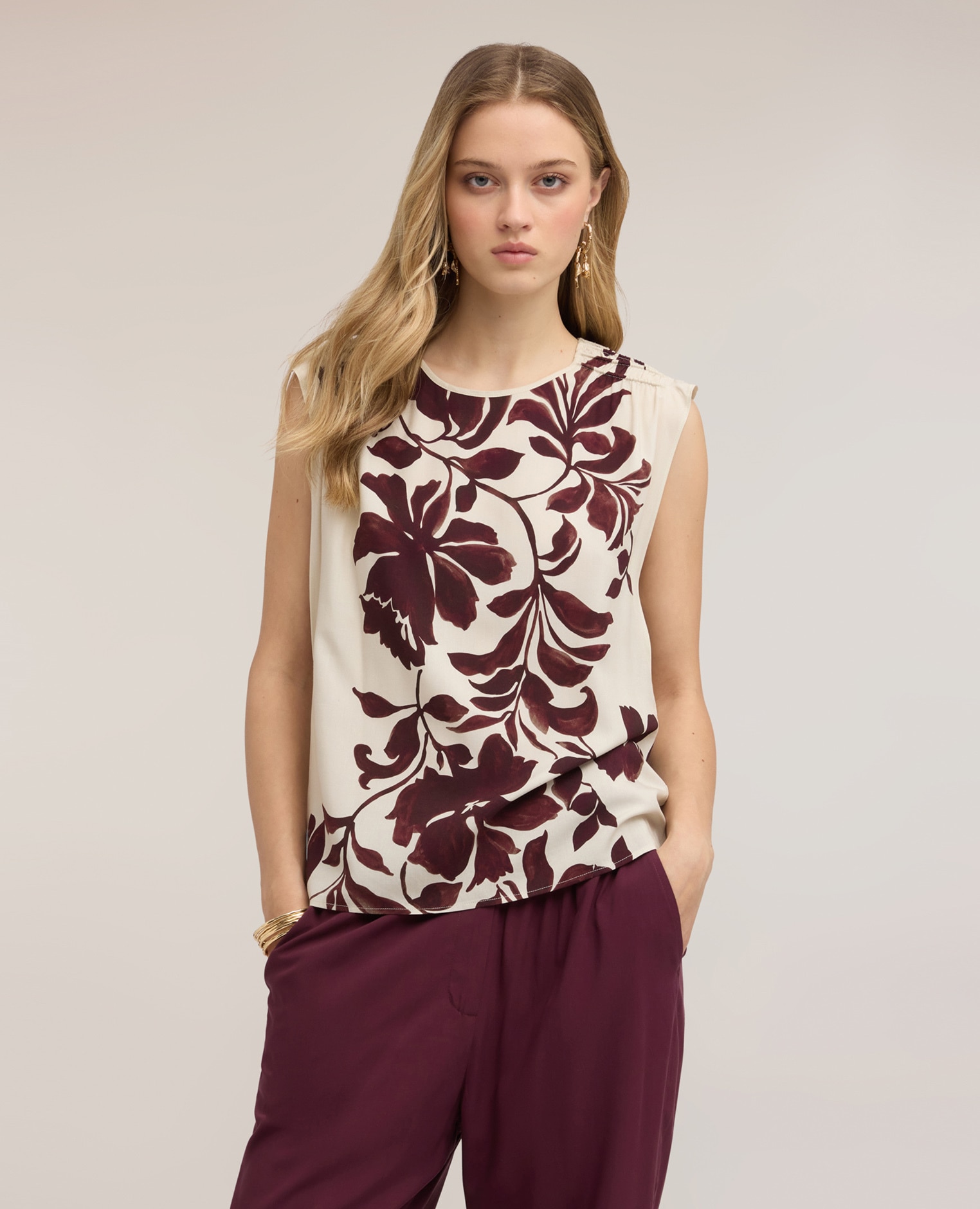 Top de mujer de viscosa con estampado floral ajuste regular con drapeado en los hombros - Motivi - Burdeos Burdeos-1