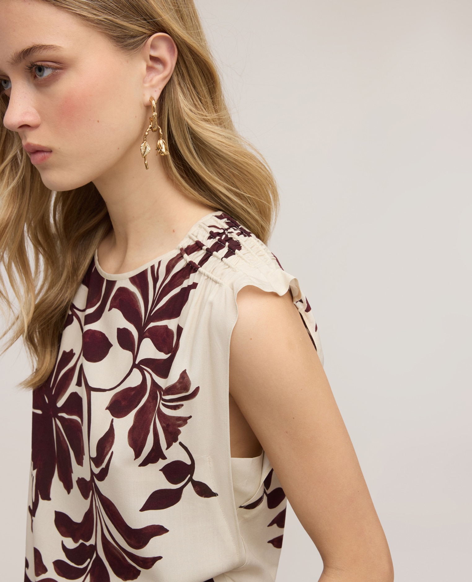 Top de mujer de viscosa con estampado floral ajuste regular con drapeado en los hombros - Motivi - Burdeos Burdeos-4
