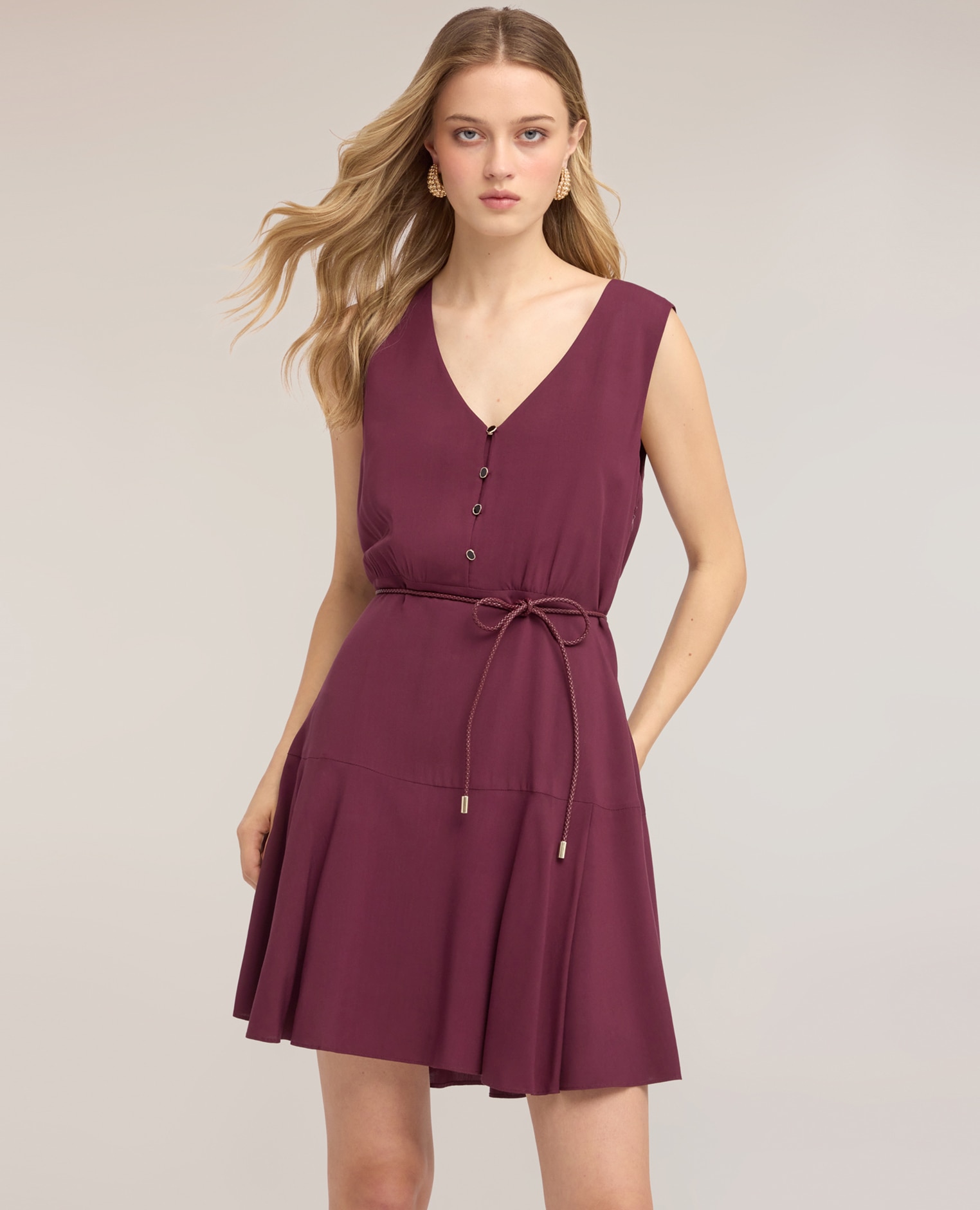 Vestido flare en viscosa con cinturón trenzado modelo sin mangas con cintura elástica cierre frontal con botones - Motivi - Morado Morado-3