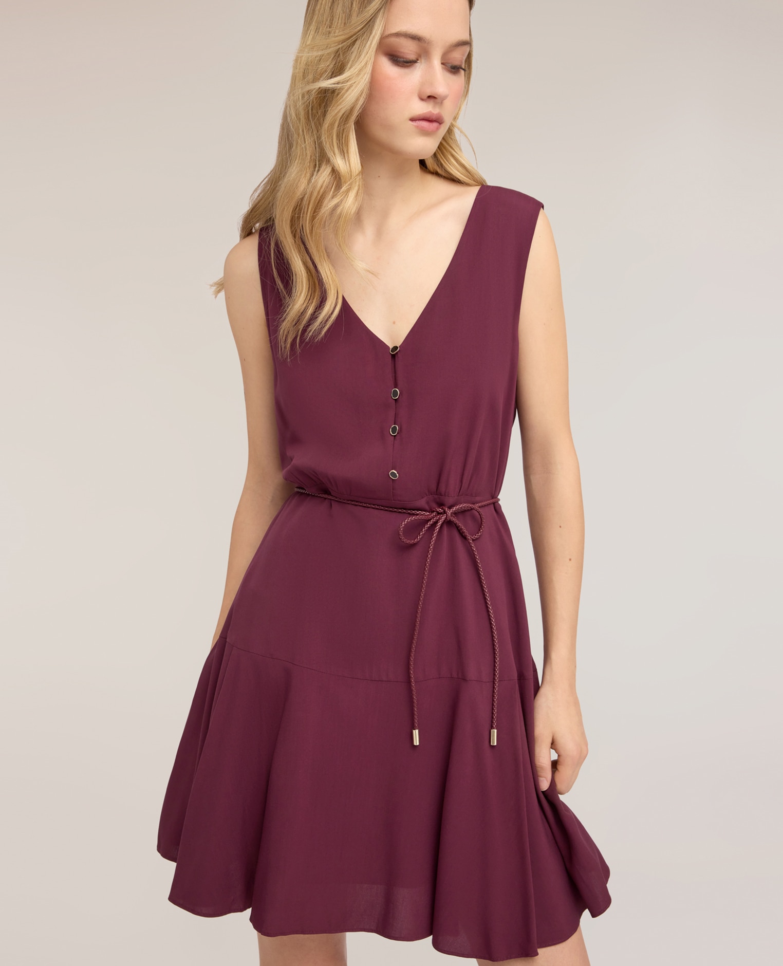 Vestido flare en viscosa con cinturón trenzado modelo sin mangas con cintura elástica cierre frontal con botones - Motivi - Morado Morado-4