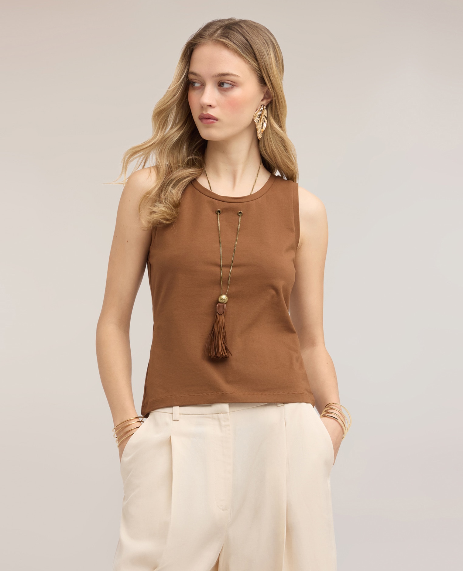 Top de mujer con collar de borla integrado escote redondo con collar de borlas integrado - Motivi - Marrón Marrón-1